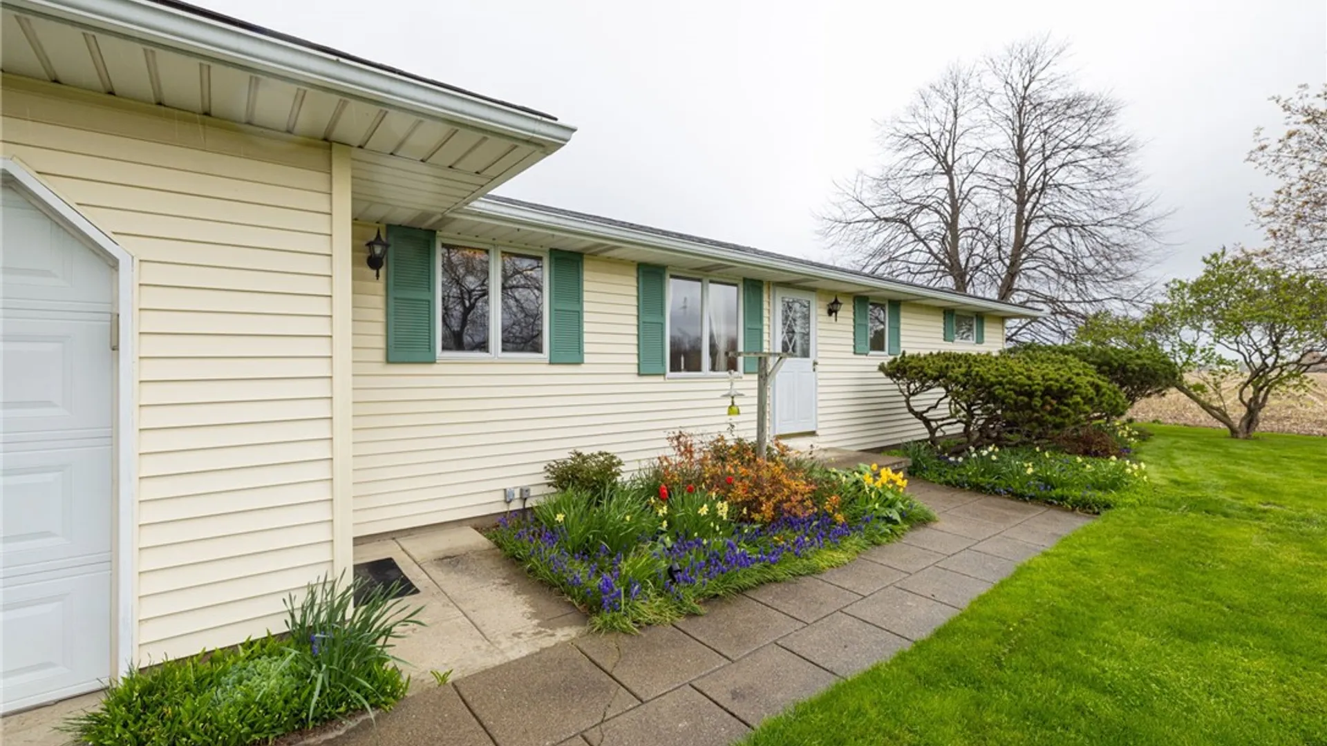 Property at 16475 Woodchuck Aly, Kendall, NY 14476 5