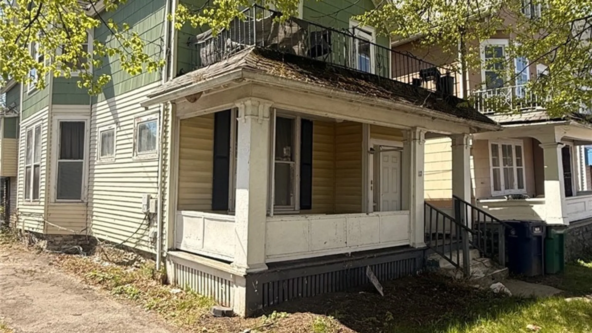 Property at 17 Oakwood Place, Buffalo, NY 14214 3