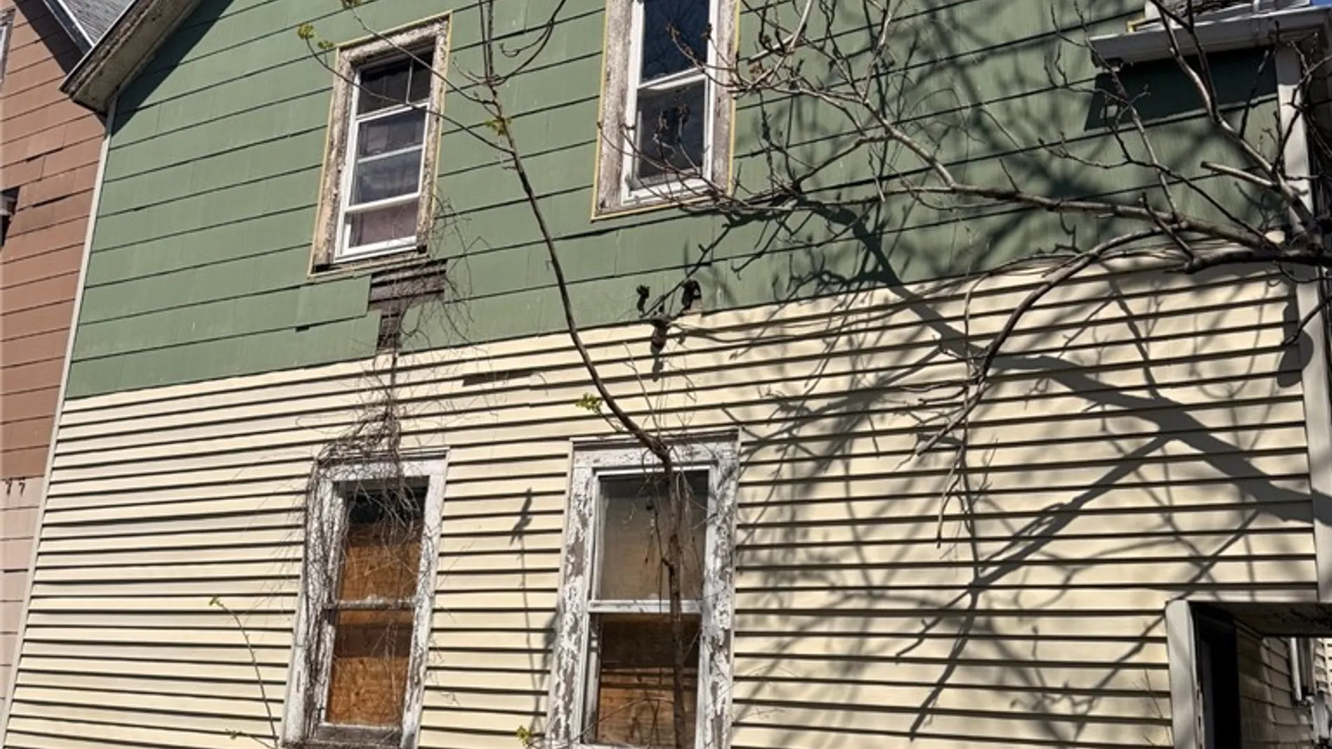 Property at 17 Oakwood Place, Buffalo, NY 14214 6