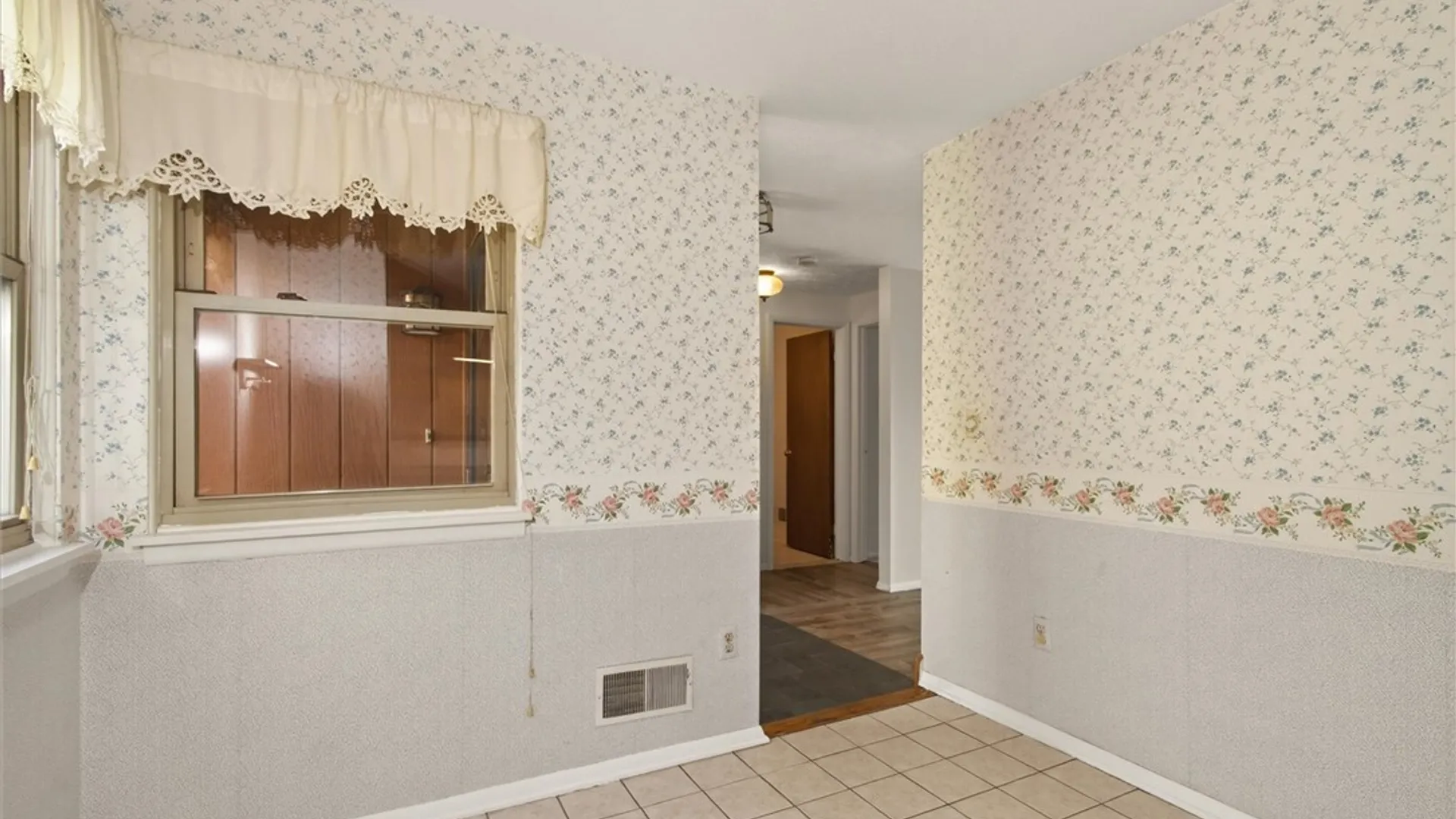 Property at 10 Hanningfield Circle, Perinton, NY 14450 10