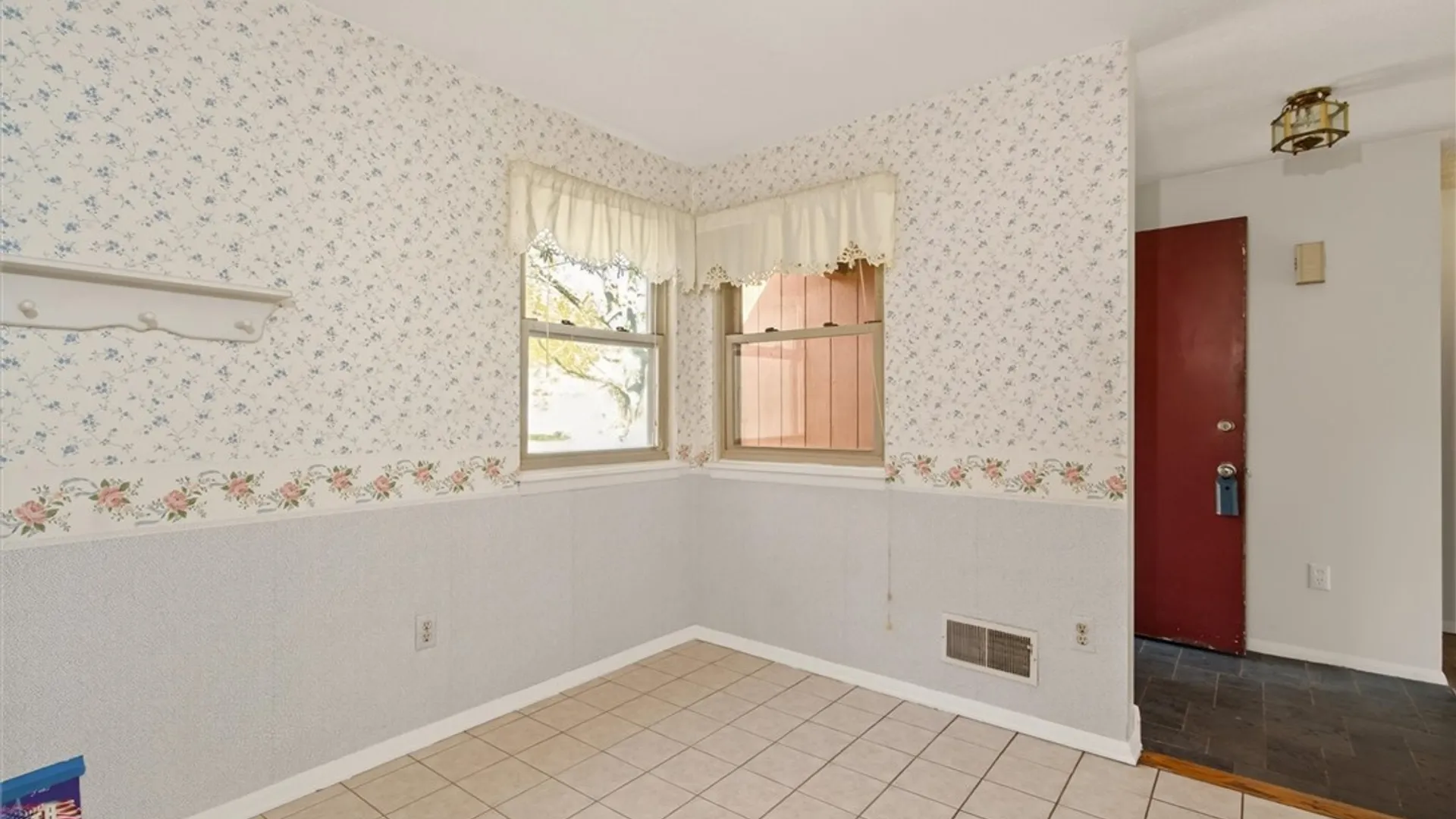 Property at 10 Hanningfield Circle, Perinton, NY 14450 11