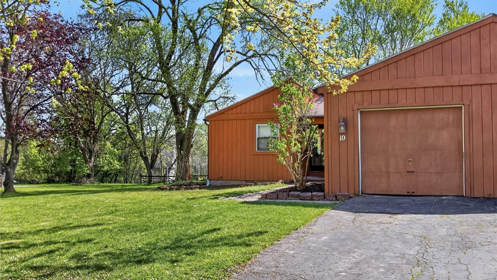 Property at 10 Hanningfield Circle, Perinton, NY 14450 4