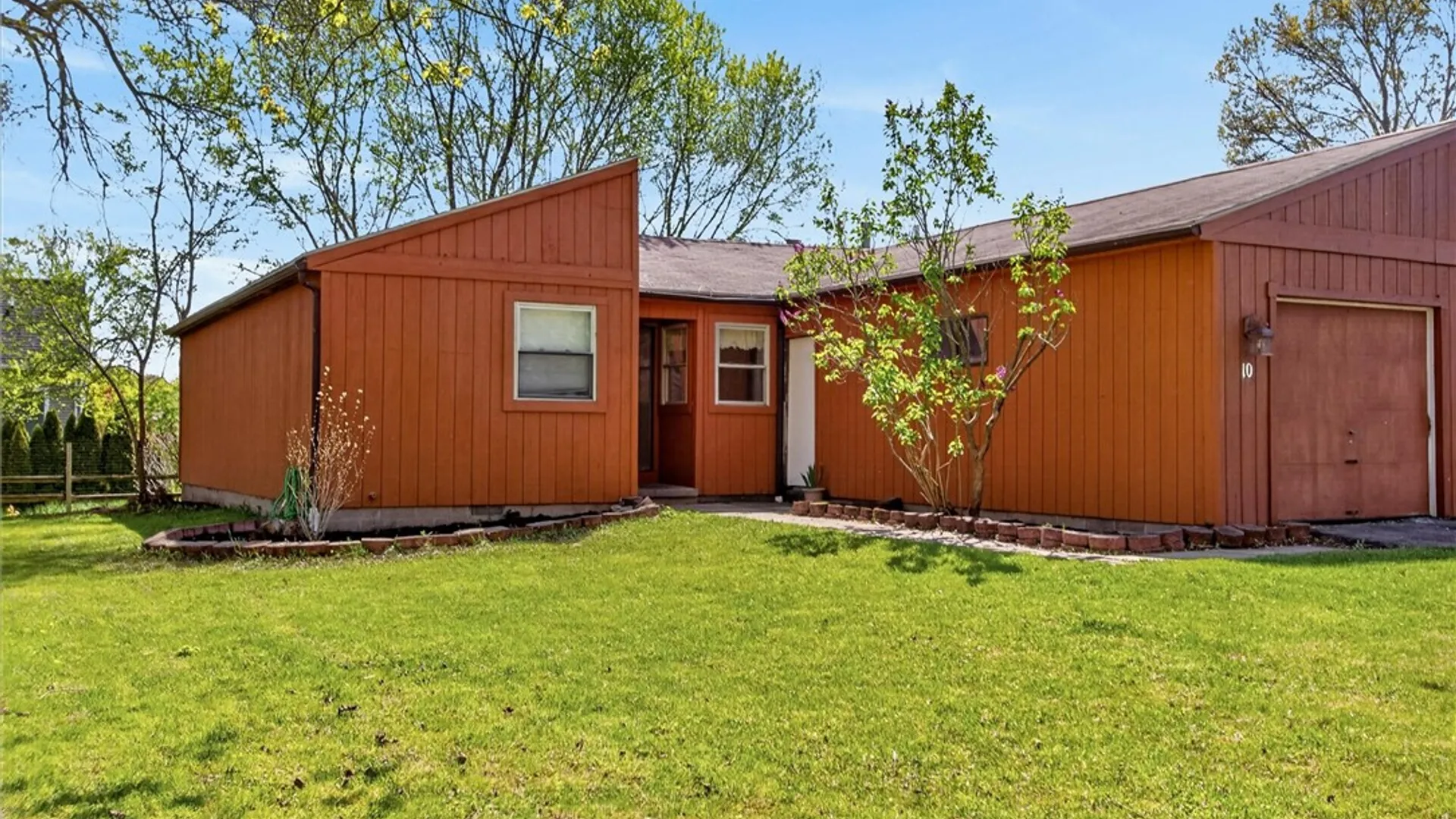 Property at 10 Hanningfield Circle, Perinton, NY 14450 5