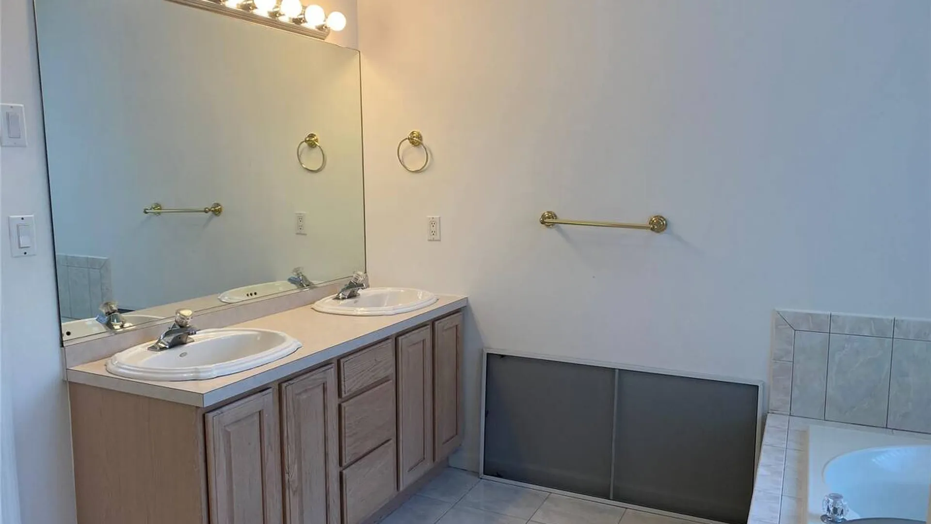 Property at 1 Pal Court, Shoreham, NY 11786 18