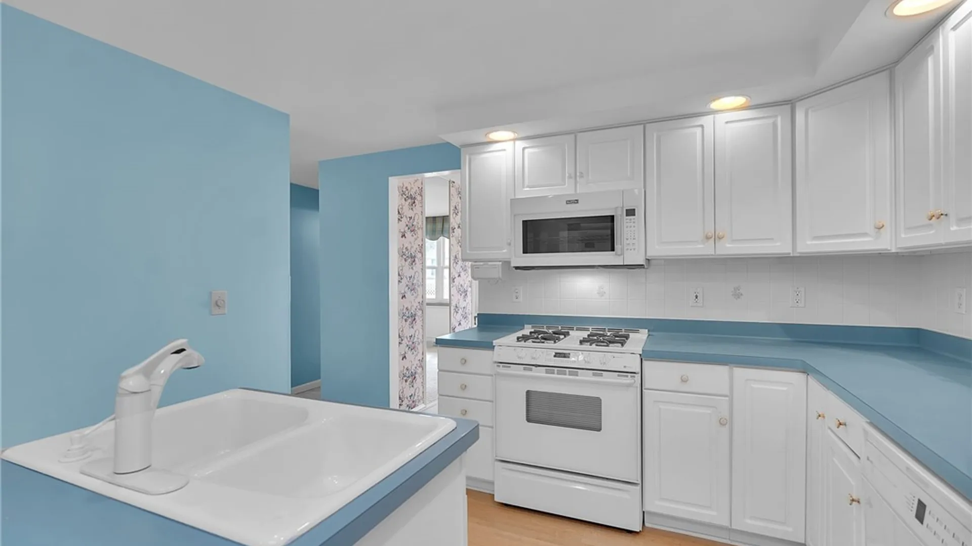 Property at 4 Village Lane, Cheektowaga, NY 14212 4