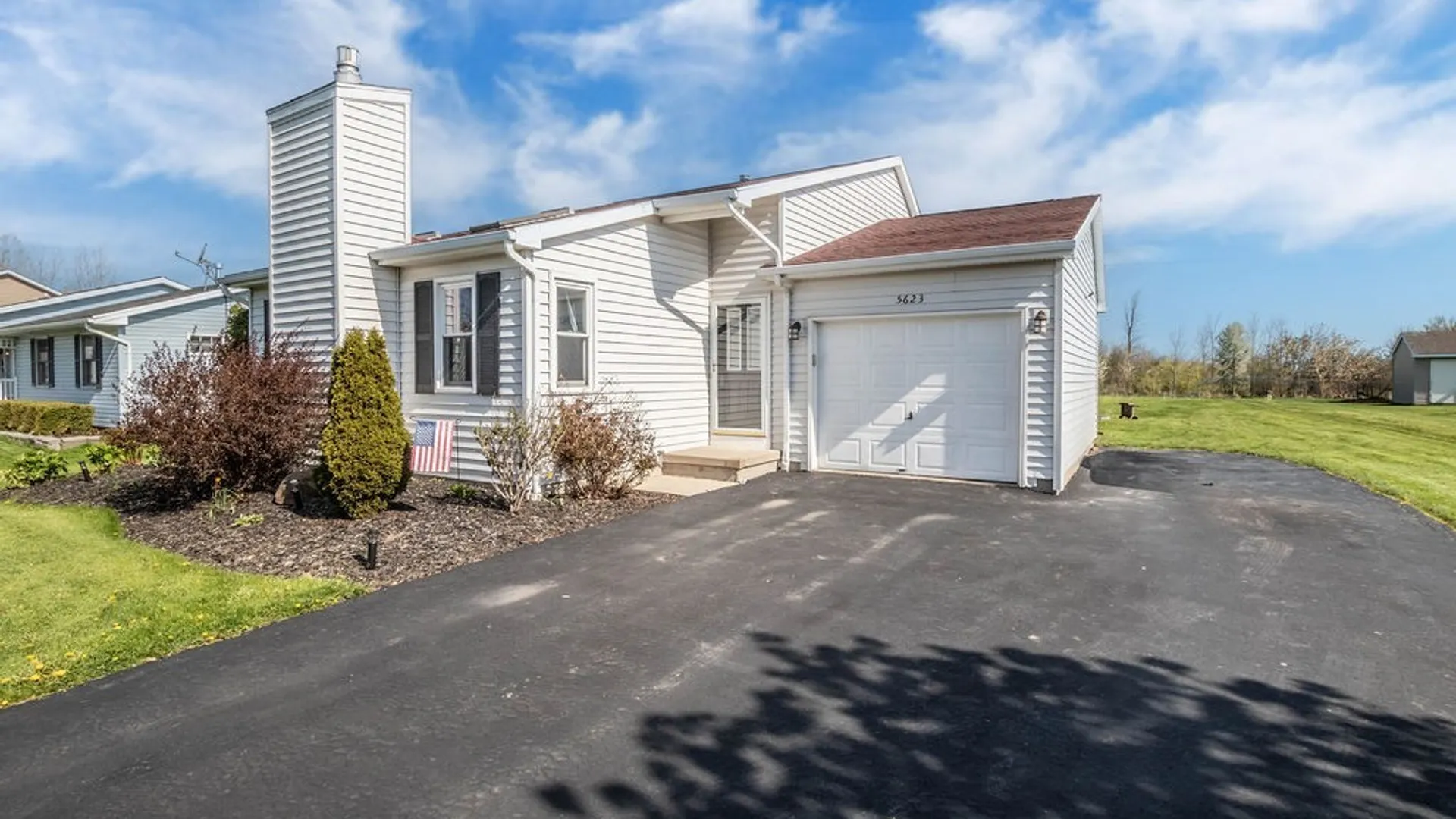 Property at 5623 Jeffrey Drive, Lockport Town, NY 14094 3