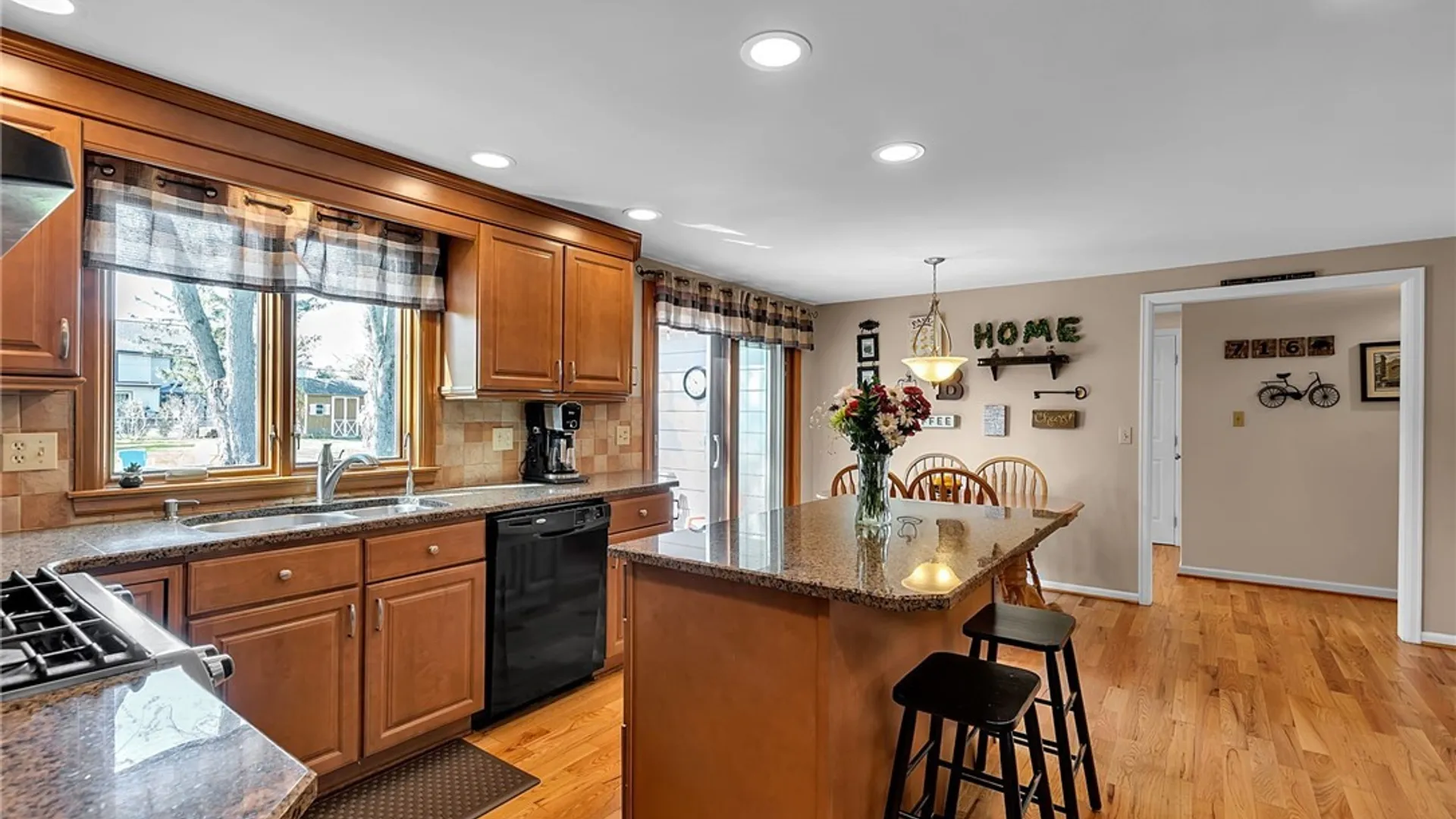 Property at 27 Cheshire Lane, Amherst, NY 14051 7