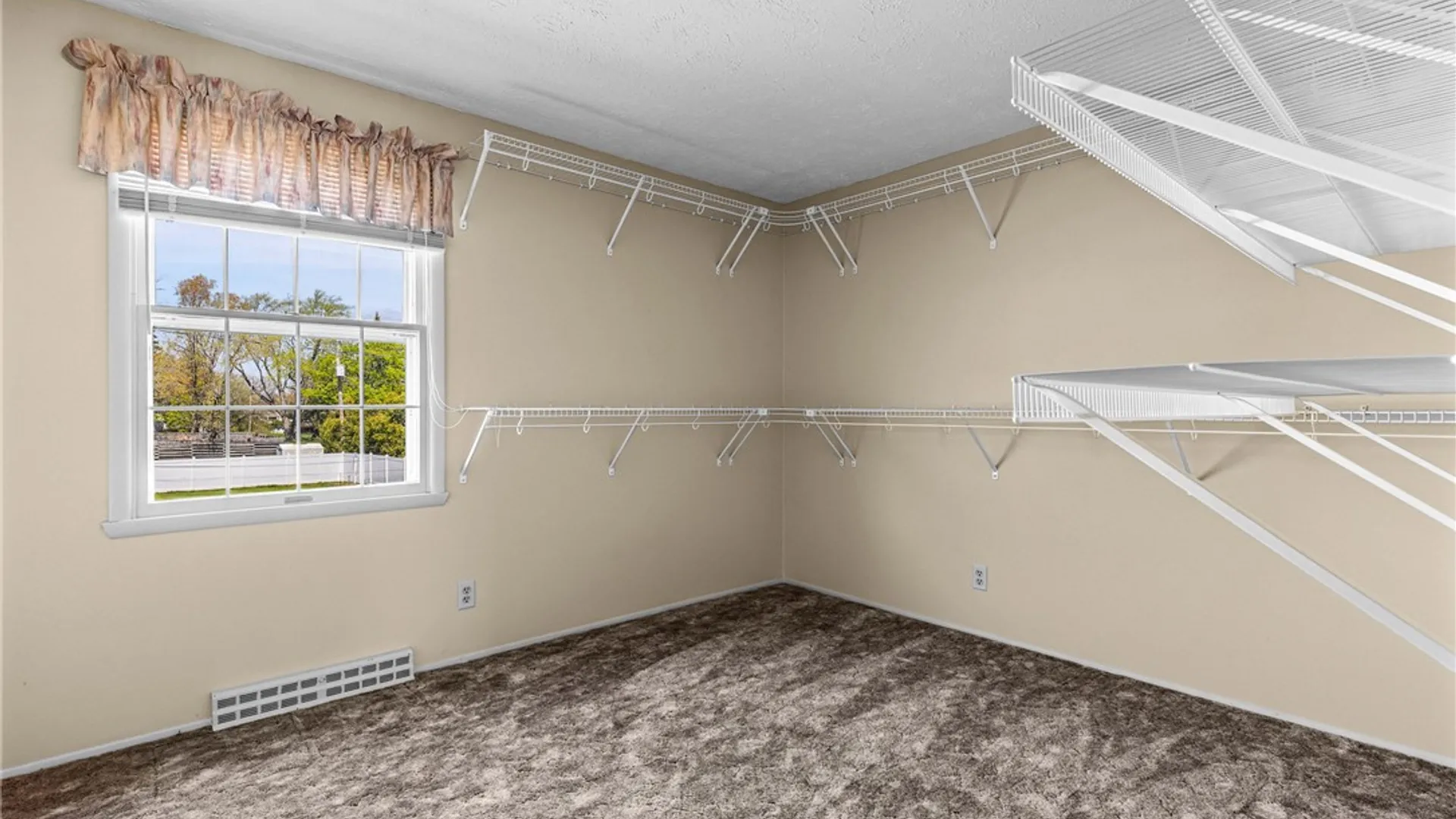 Property at 352 Bridgewood Dr Drive, Greece, NY 14612 28