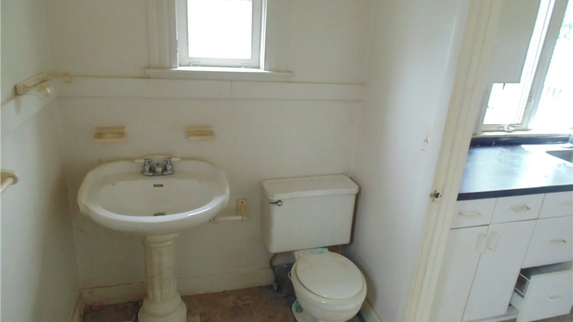 Property at 860 Washington Avenue, Irondequoit, NY 14617 15