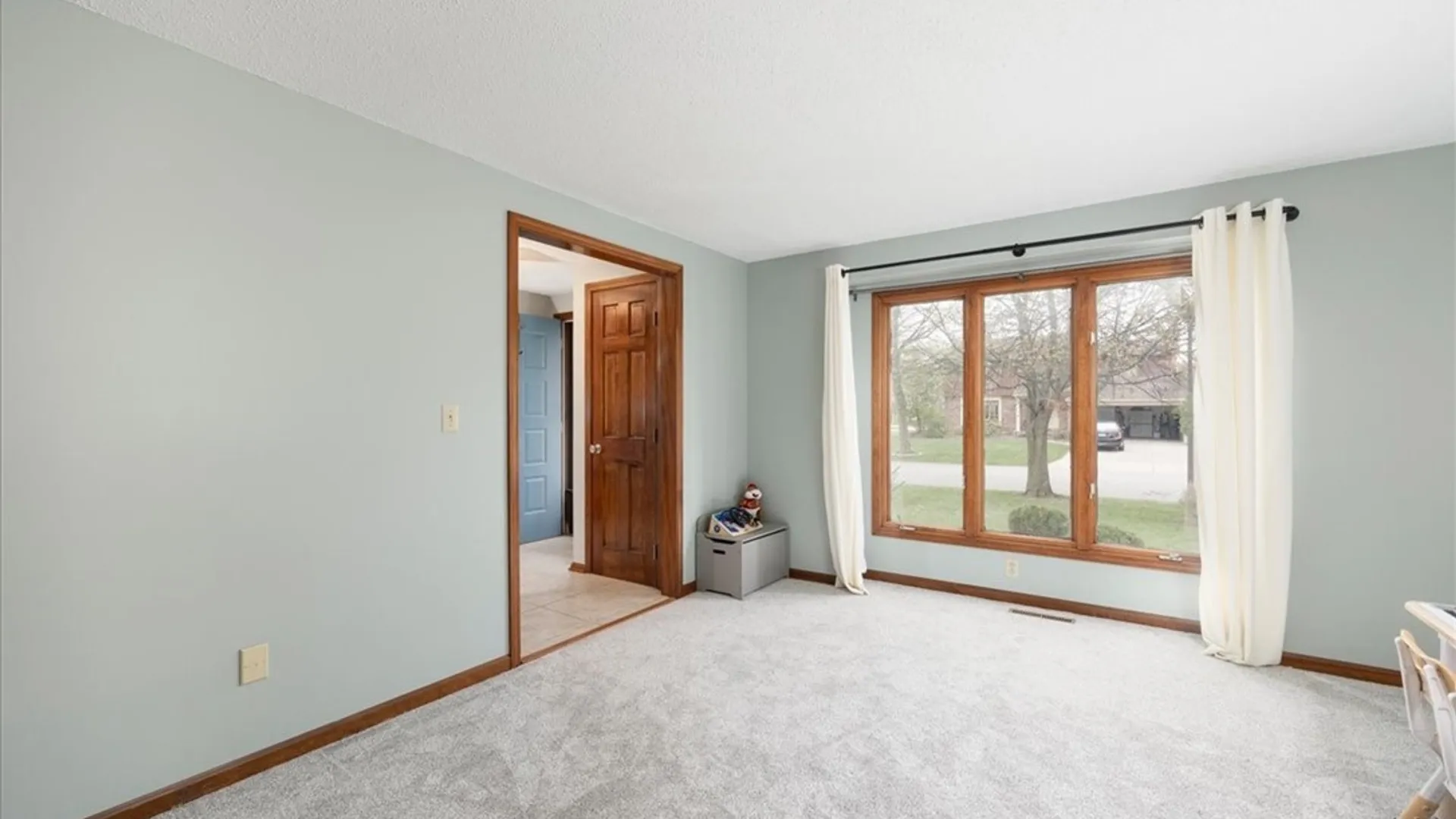 Property at 4 Gina Mdws Meadow, Amherst, NY 14051 15