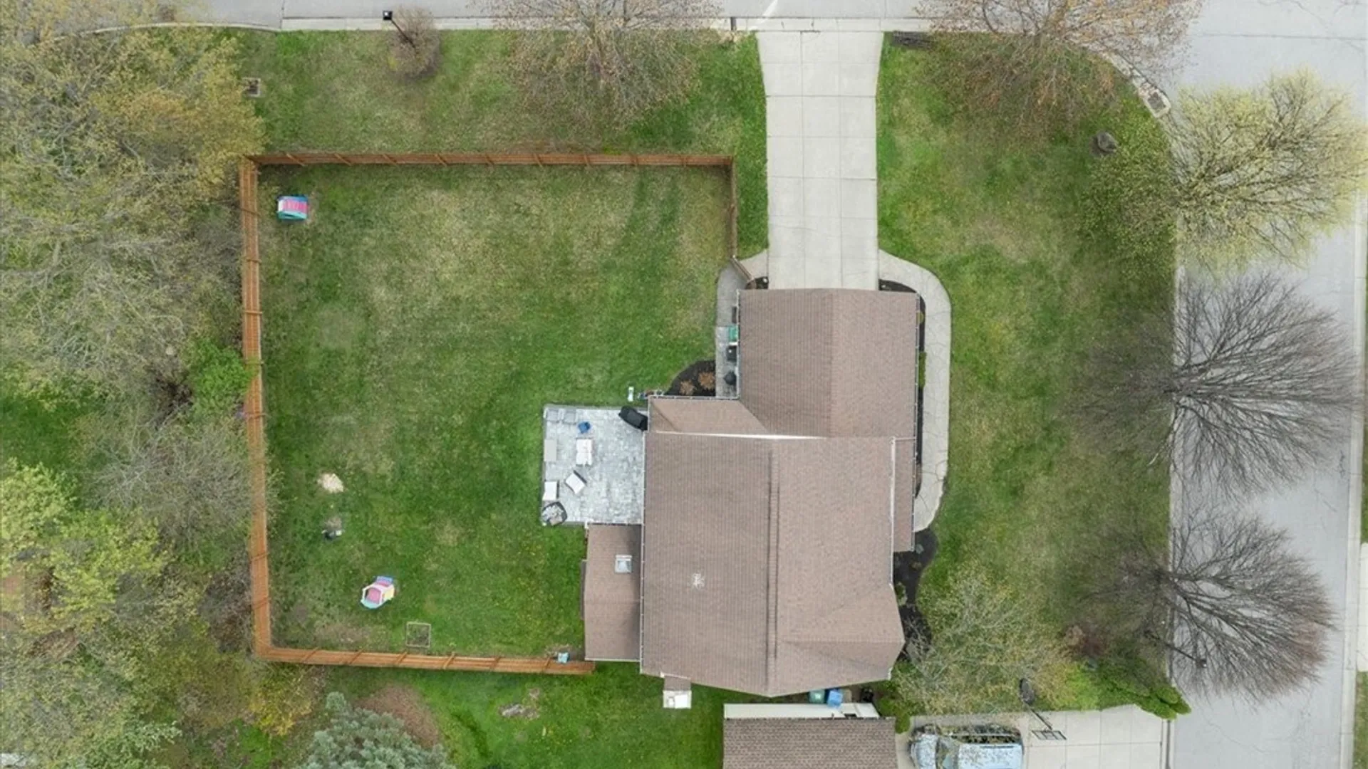 Property at 4 Gina Mdws Meadow, Amherst, NY 14051 2