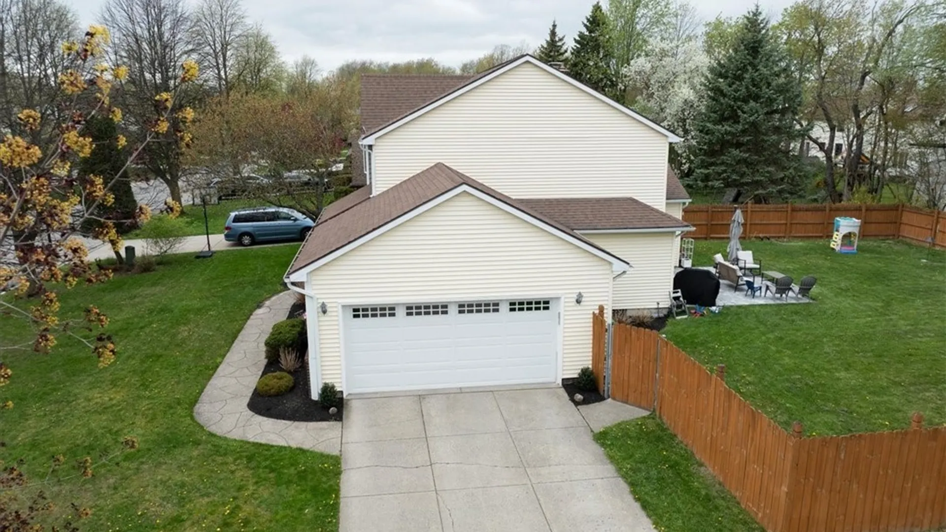 Property at 4 Gina Mdws Meadow, Amherst, NY 14051 27