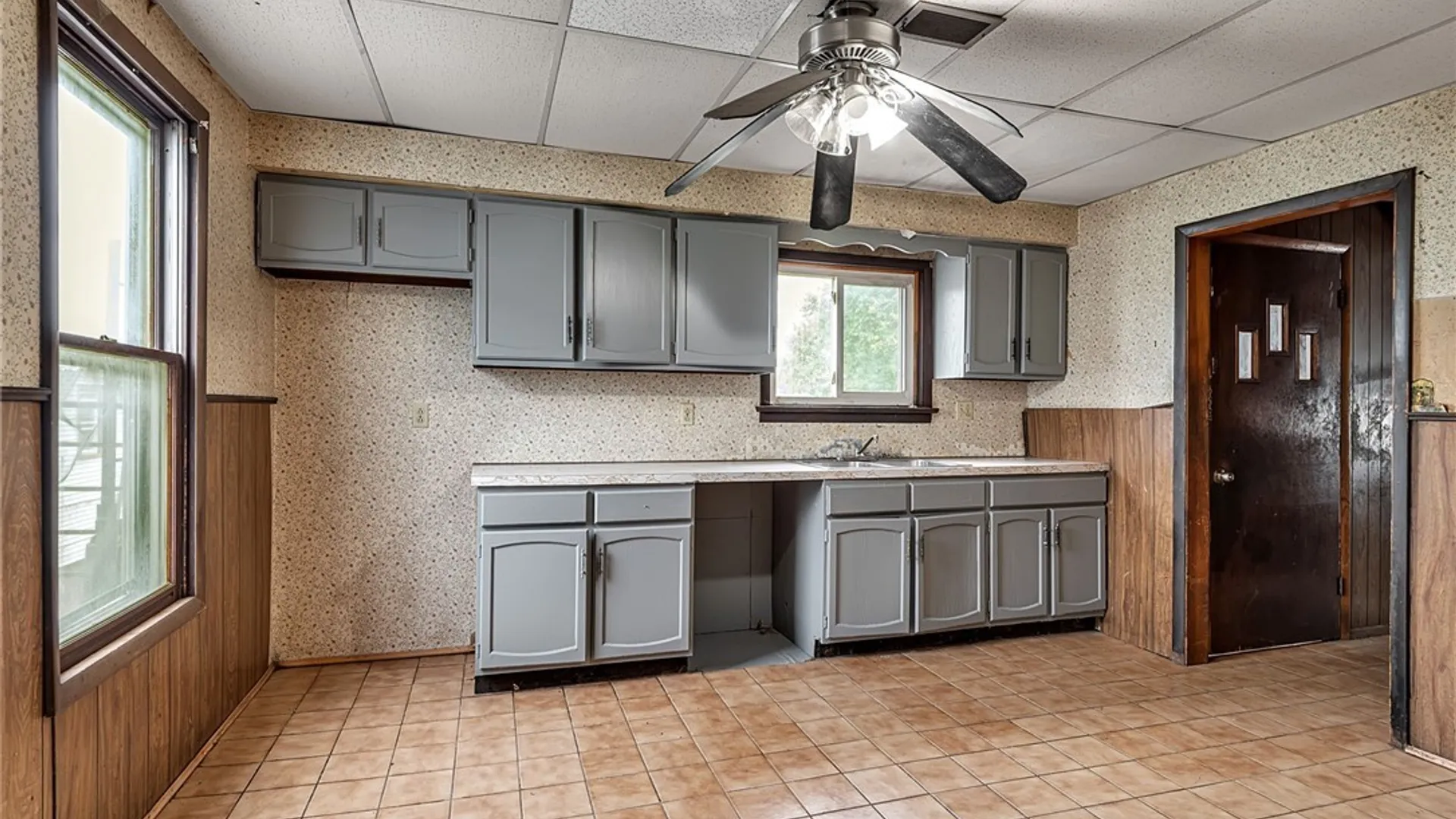 Property at 563 Tronolone Place, Niagara Falls, NY 14301 16