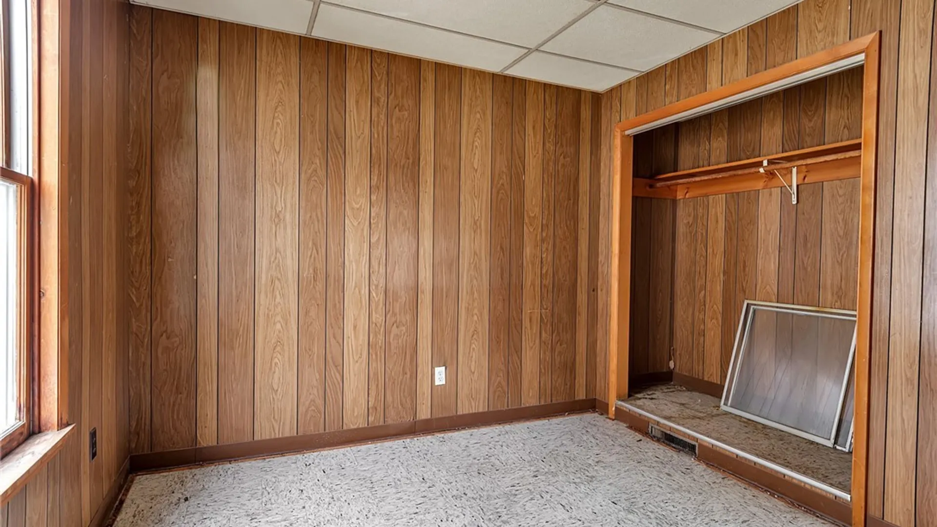 Property at 563 Tronolone Place, Niagara Falls, NY 14301 24