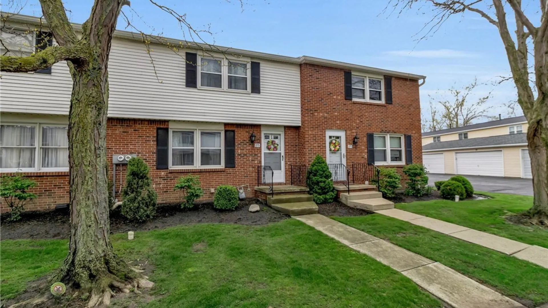 Property at 275 Wimbledon Court, West Seneca, NY 14224 2