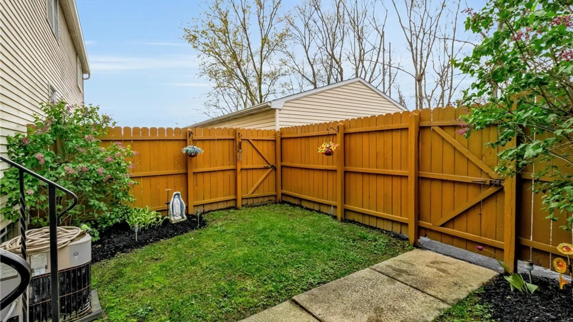 Property at 275 Wimbledon Court, West Seneca, NY 14224 4