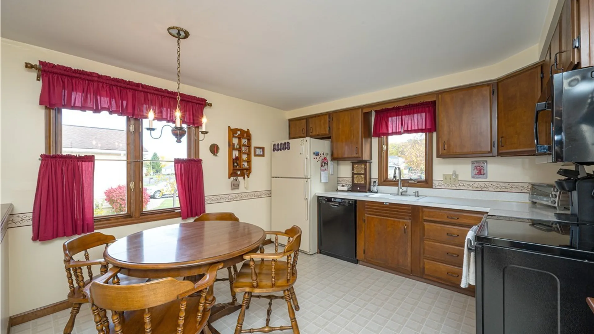 Property at 4364 Chisholm Trail, Hamburg, NY 14075 2