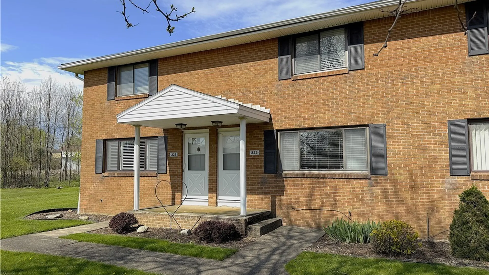 Property at 221 Greenmeadow Drive, West Seneca, NY 14224 2