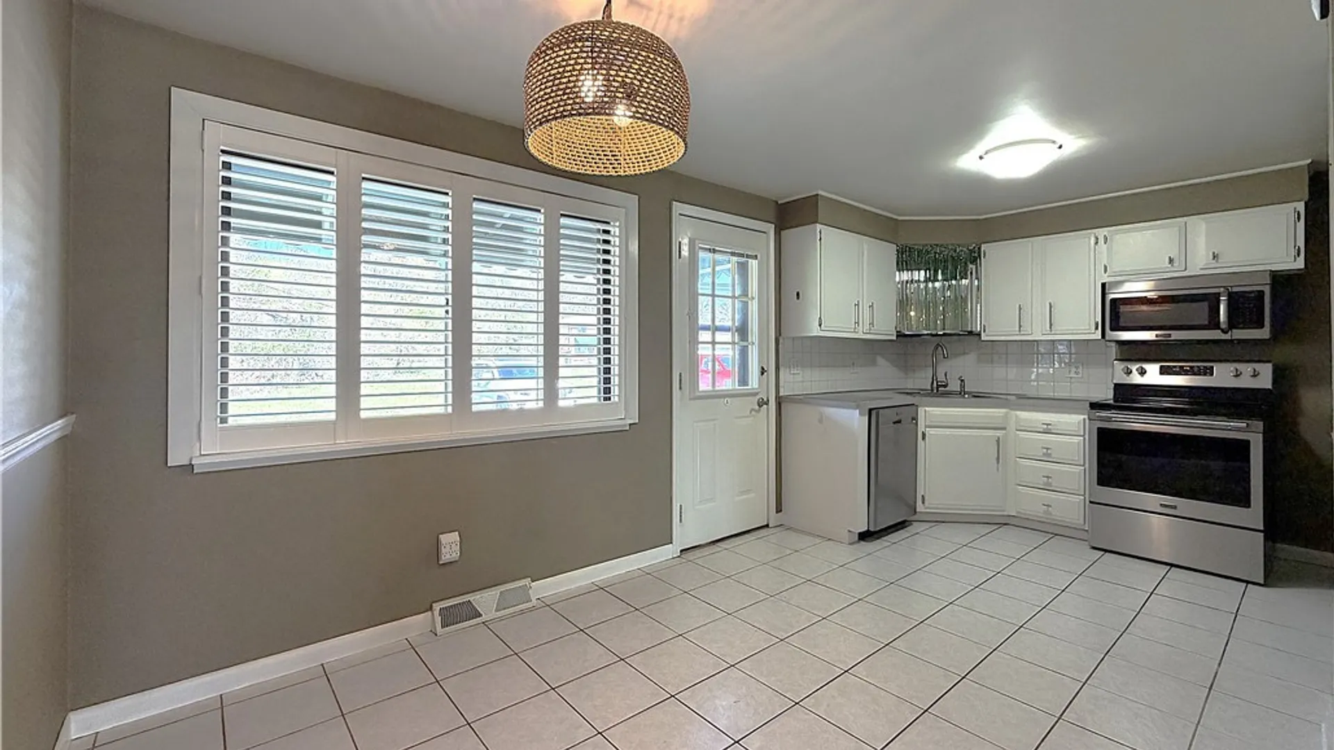 Property at 221 Greenmeadow Drive, West Seneca, NY 14224 5