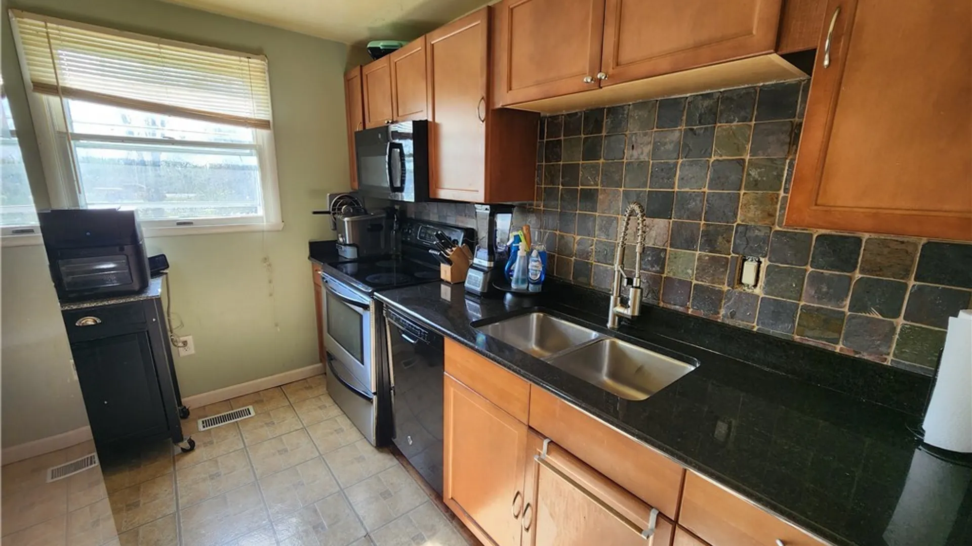 Property at 8085 Thurston Drive, Cicero, NY 13039 14