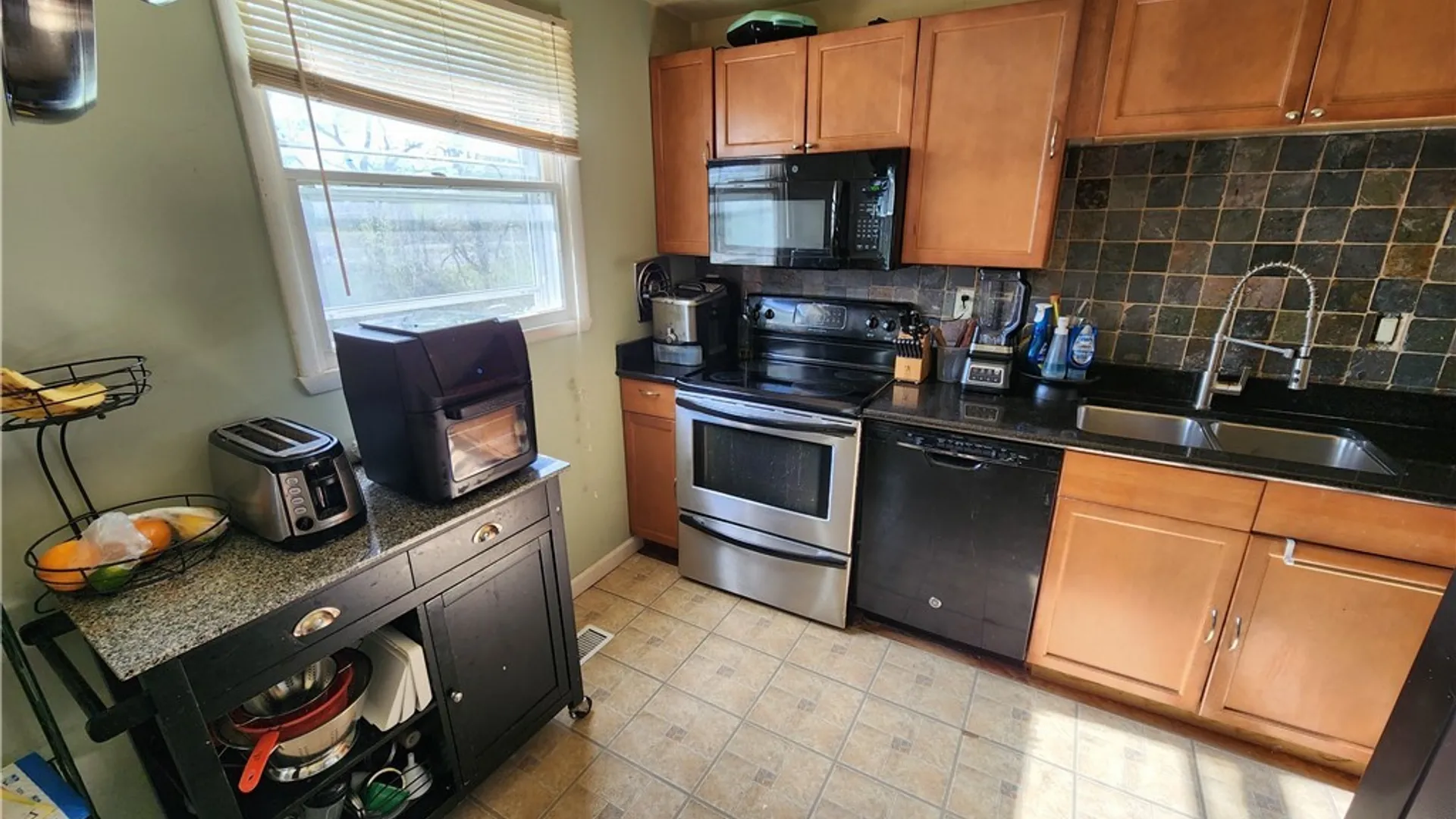 Property at 8085 Thurston Drive, Cicero, NY 13039 15