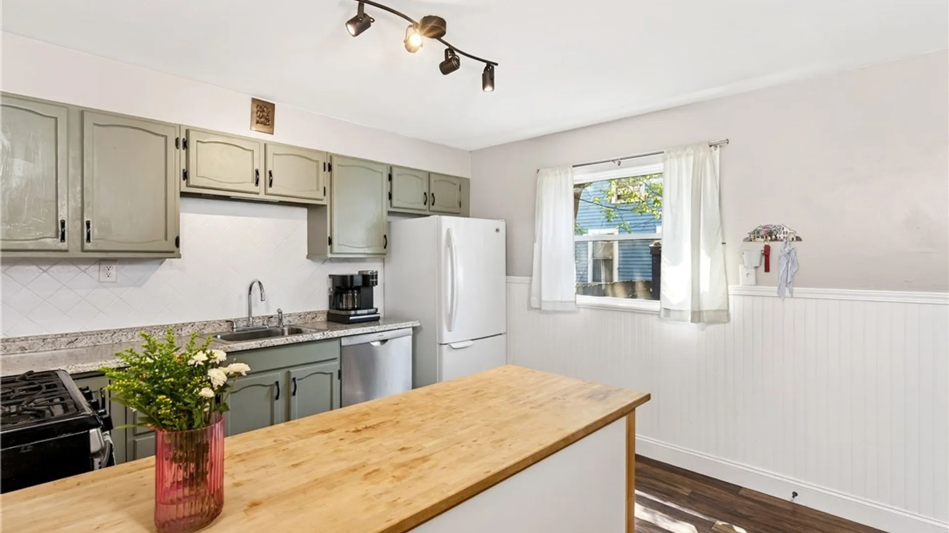 Property at 433 Breckenridge Street, Buffalo, NY 14213 14