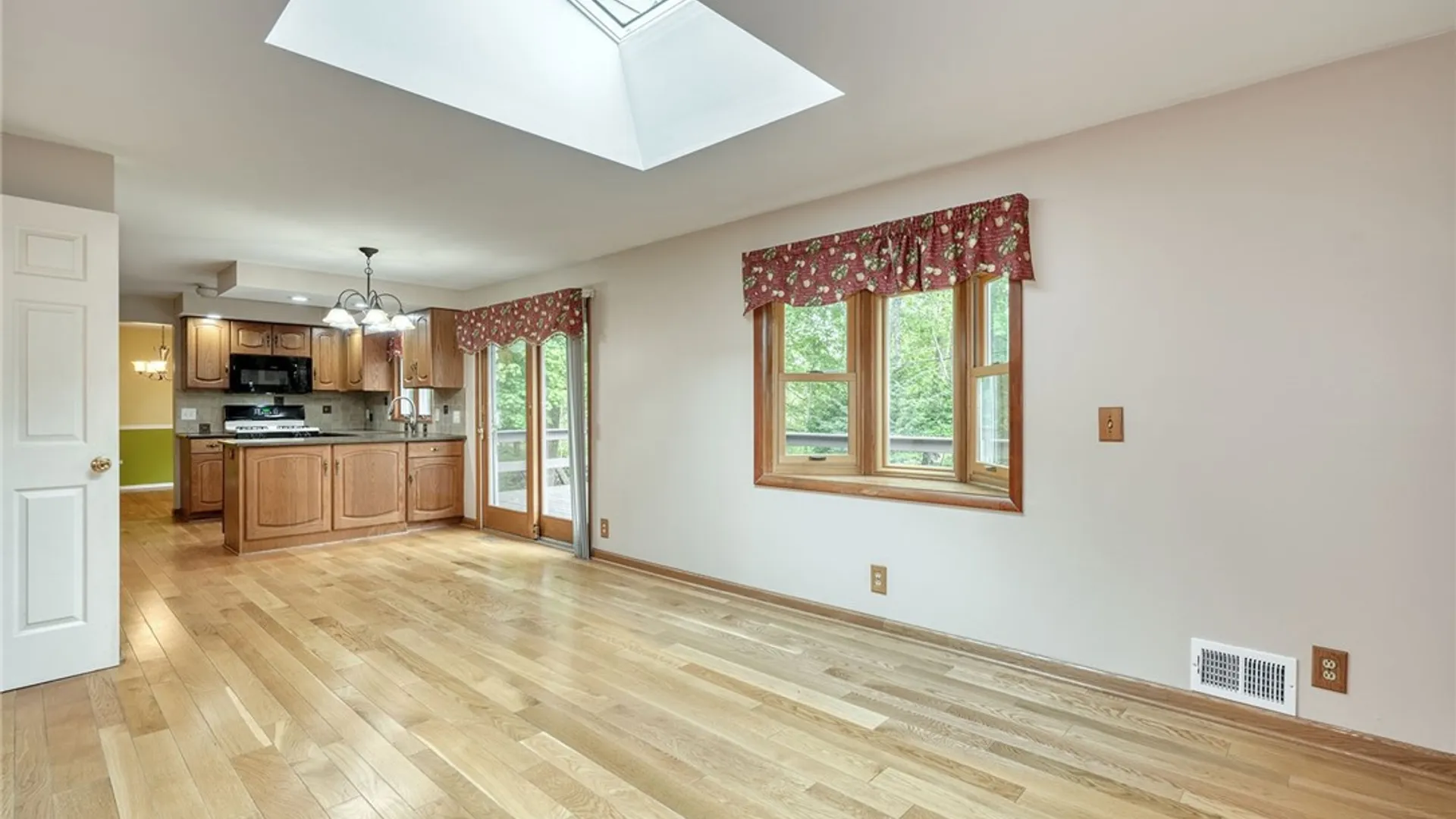 Property at 160 Courtly Circle, Greece, NY 14615 13