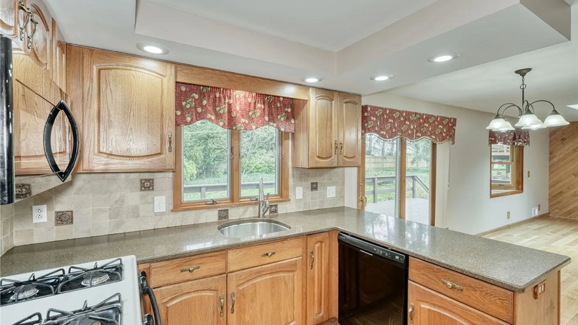 Property at 160 Courtly Circle, Greece, NY 14615 17