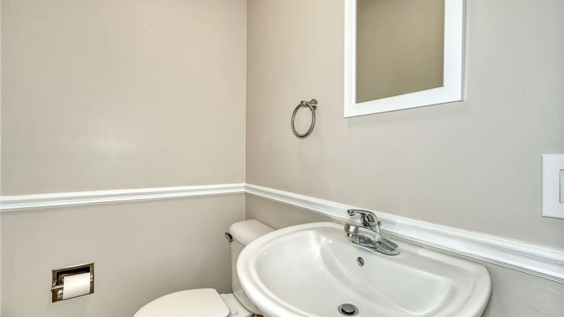 Property at 160 Courtly Circle, Greece, NY 14615 19