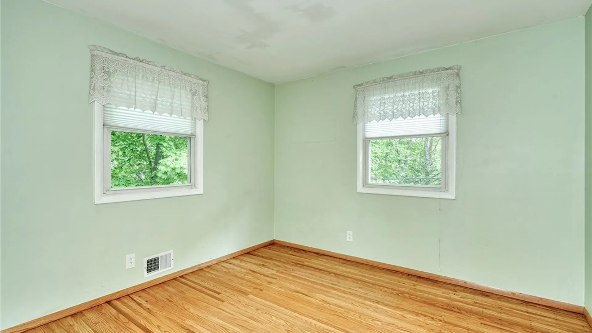 Property at 160 Courtly Circle, Greece, NY 14615 28