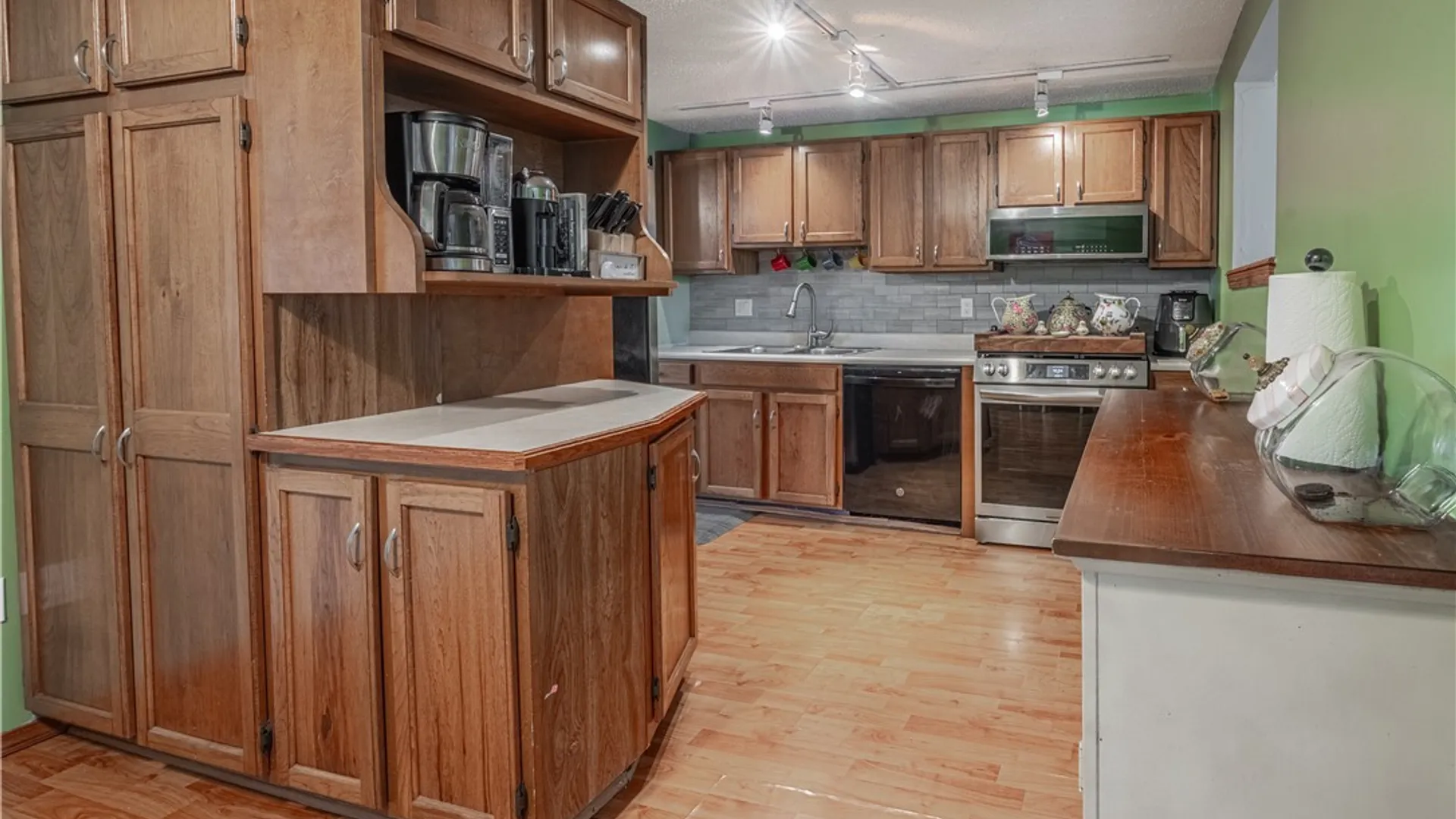 Property at 6932 Academy Lane, Lockport Town, NY 14094 15