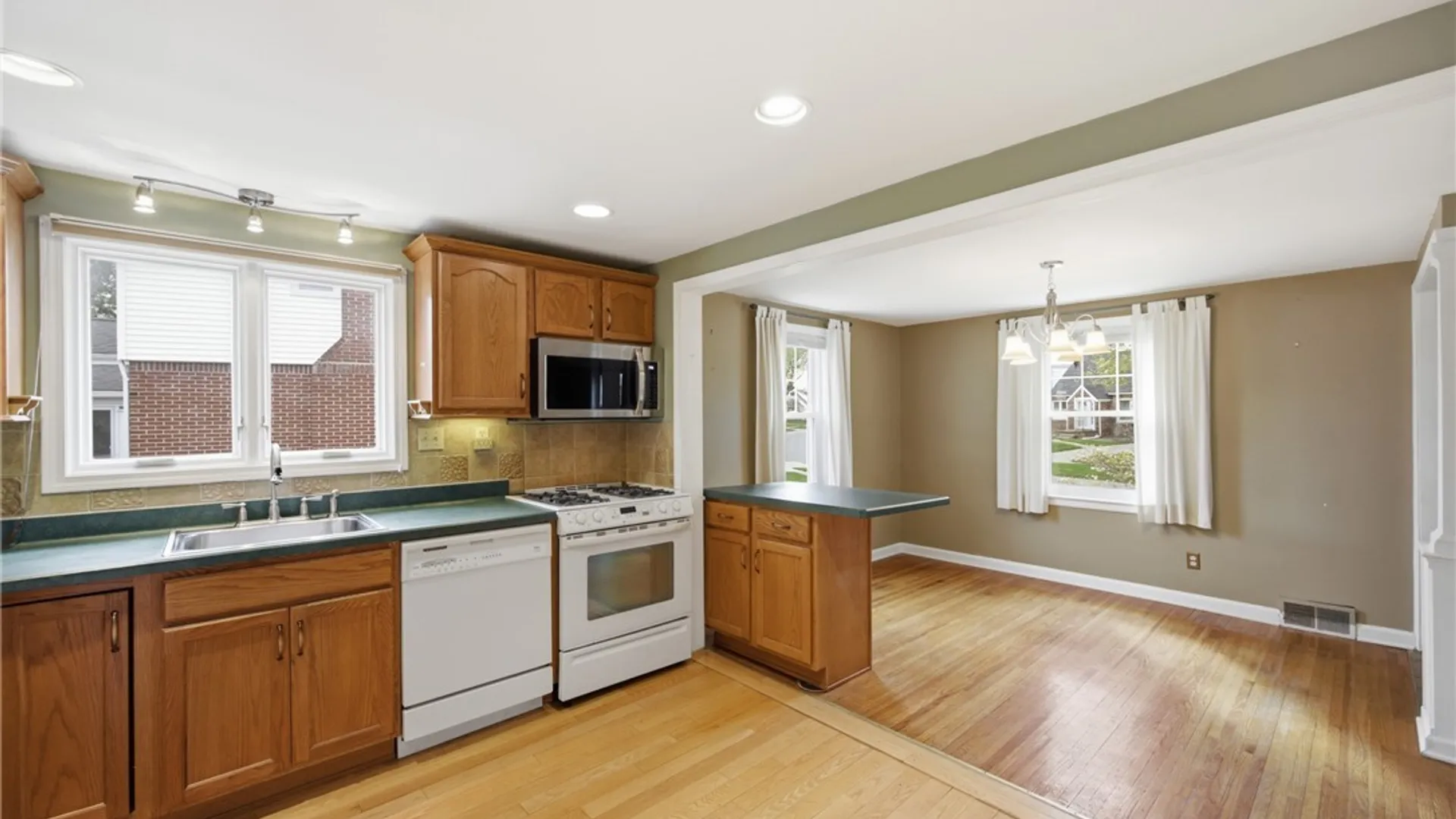 Property at 115 Colvinhurst Drive, Tonawanda, NY 14223 16