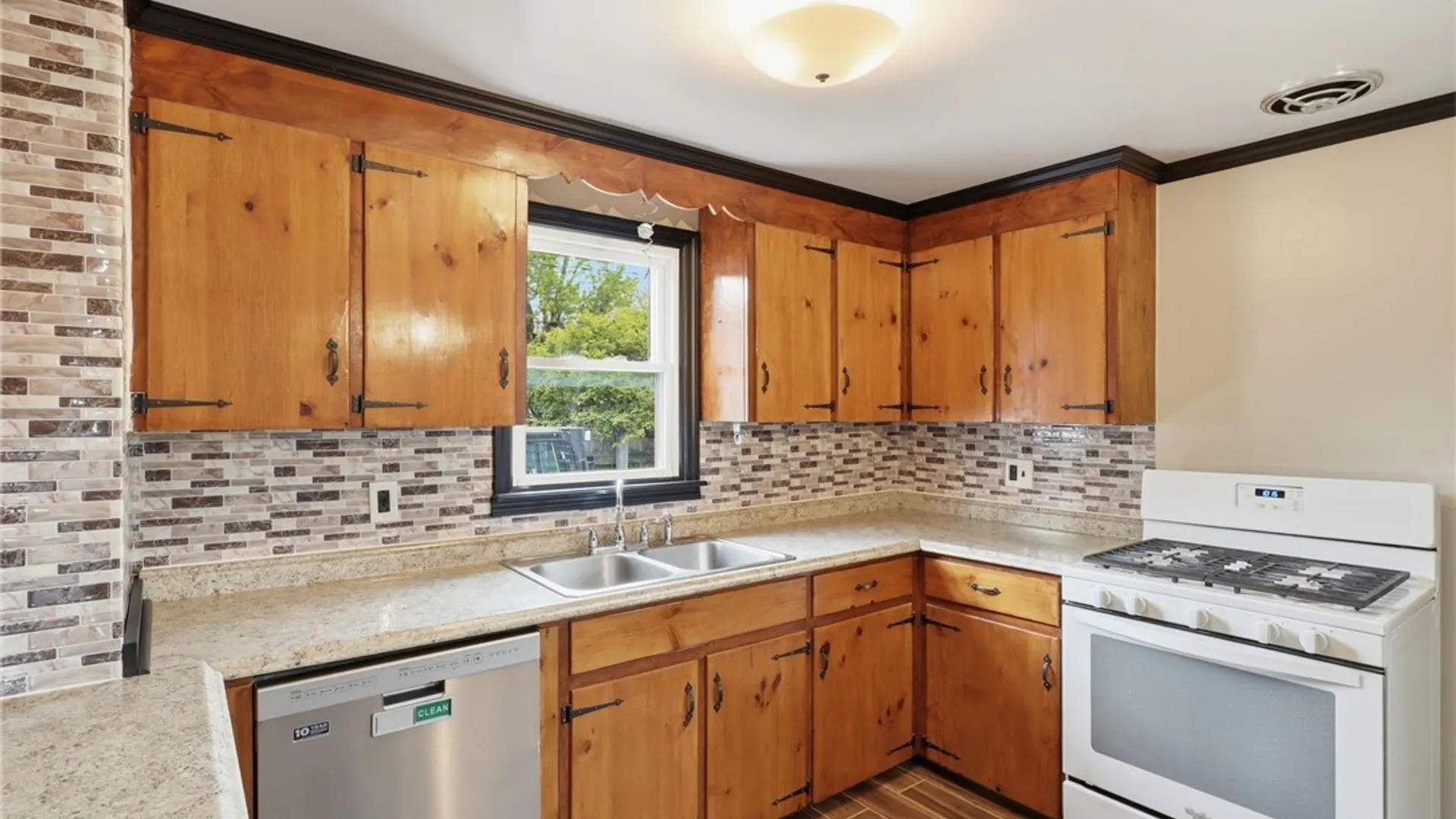 Property at 24 Patton Lane, Cheektowaga, NY 14225 10