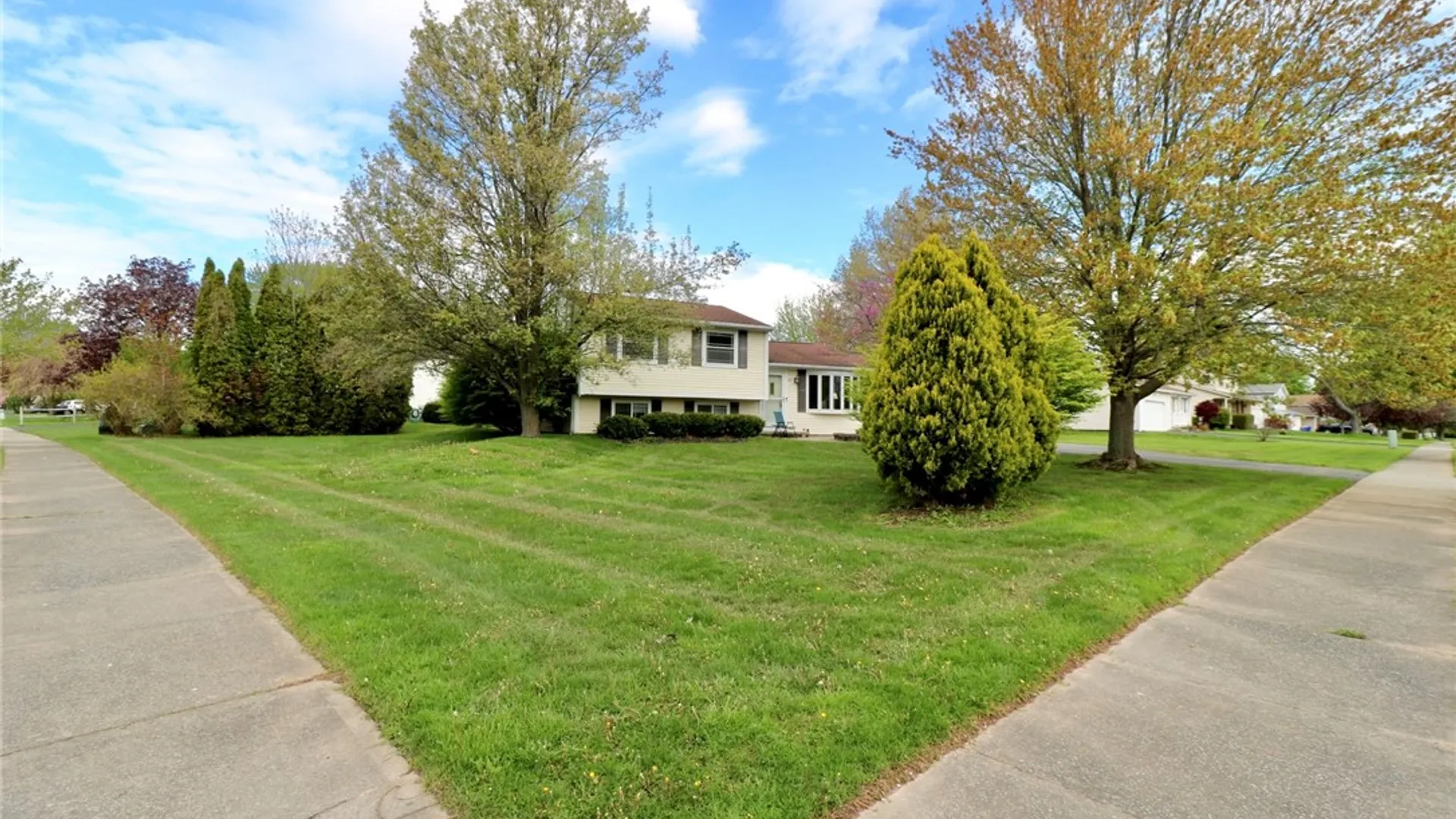 Property at 11 Glenside Way, Greece, NY 14612 34