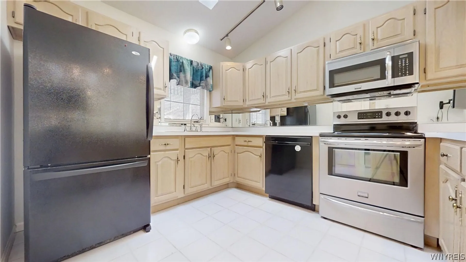 Property at 3 BirdWalk Lane, Amherst, NY 14221 5