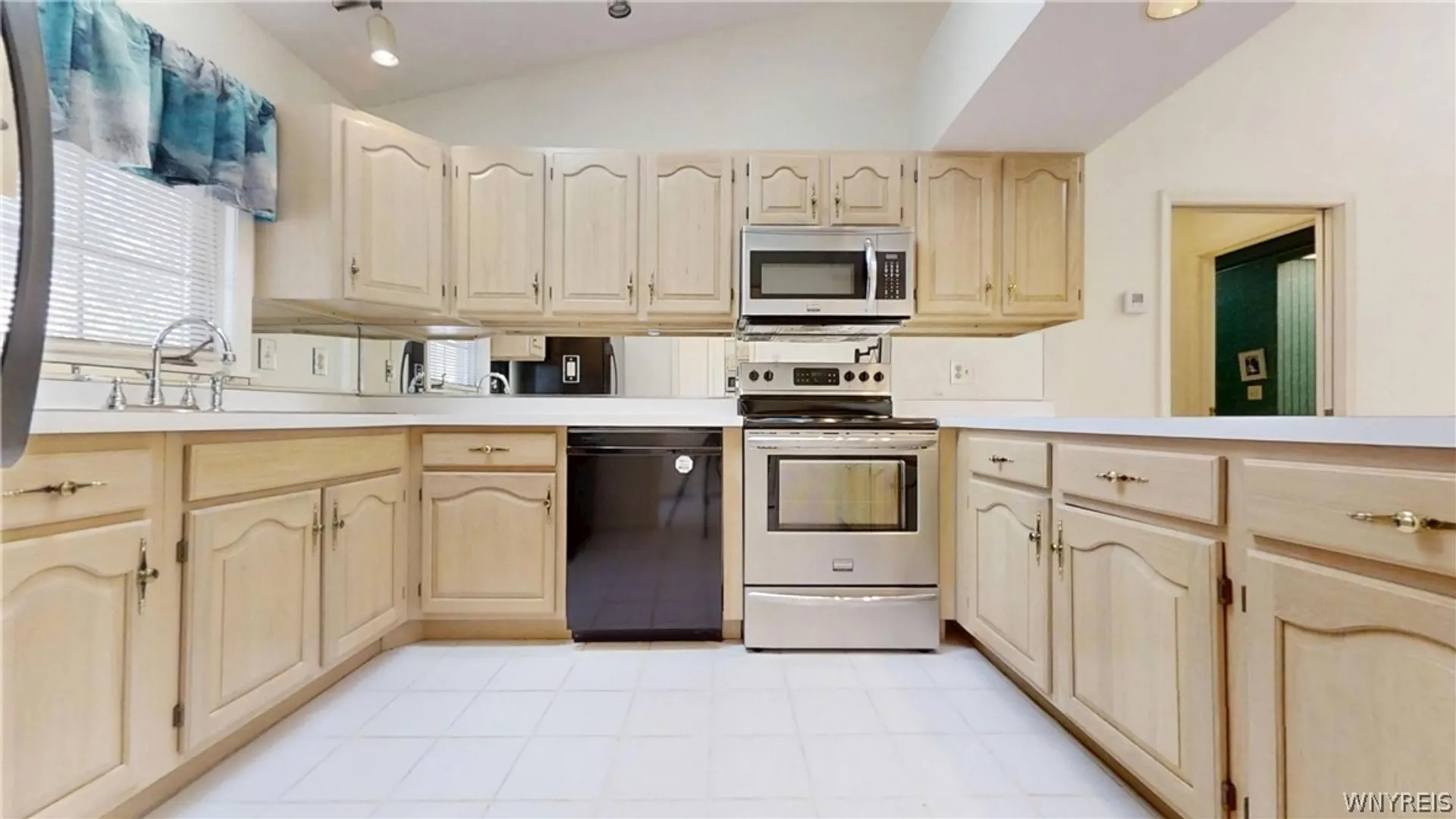 Property at 3 BirdWalk Lane, Amherst, NY 14221 6