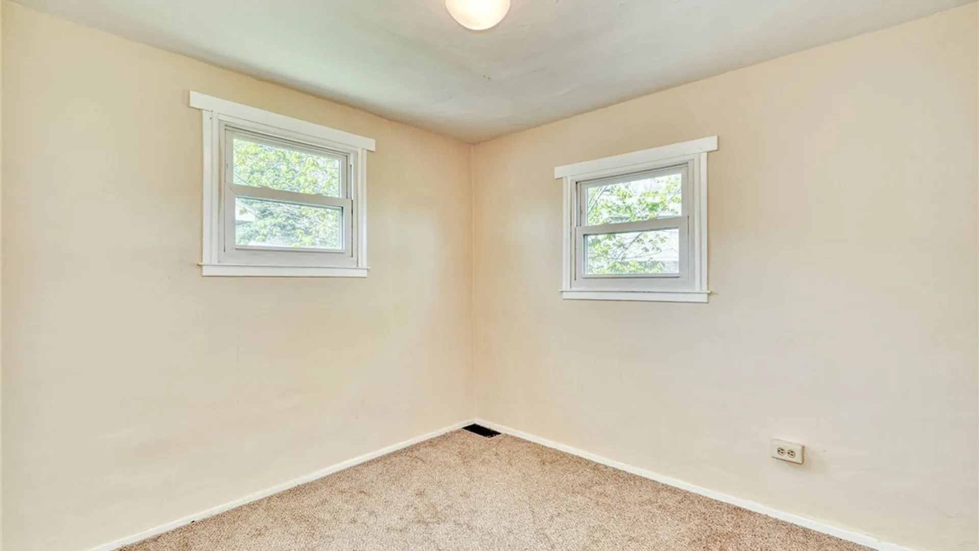 Property at 15 Woodneath Cres, East Rochester, NY 14445 14