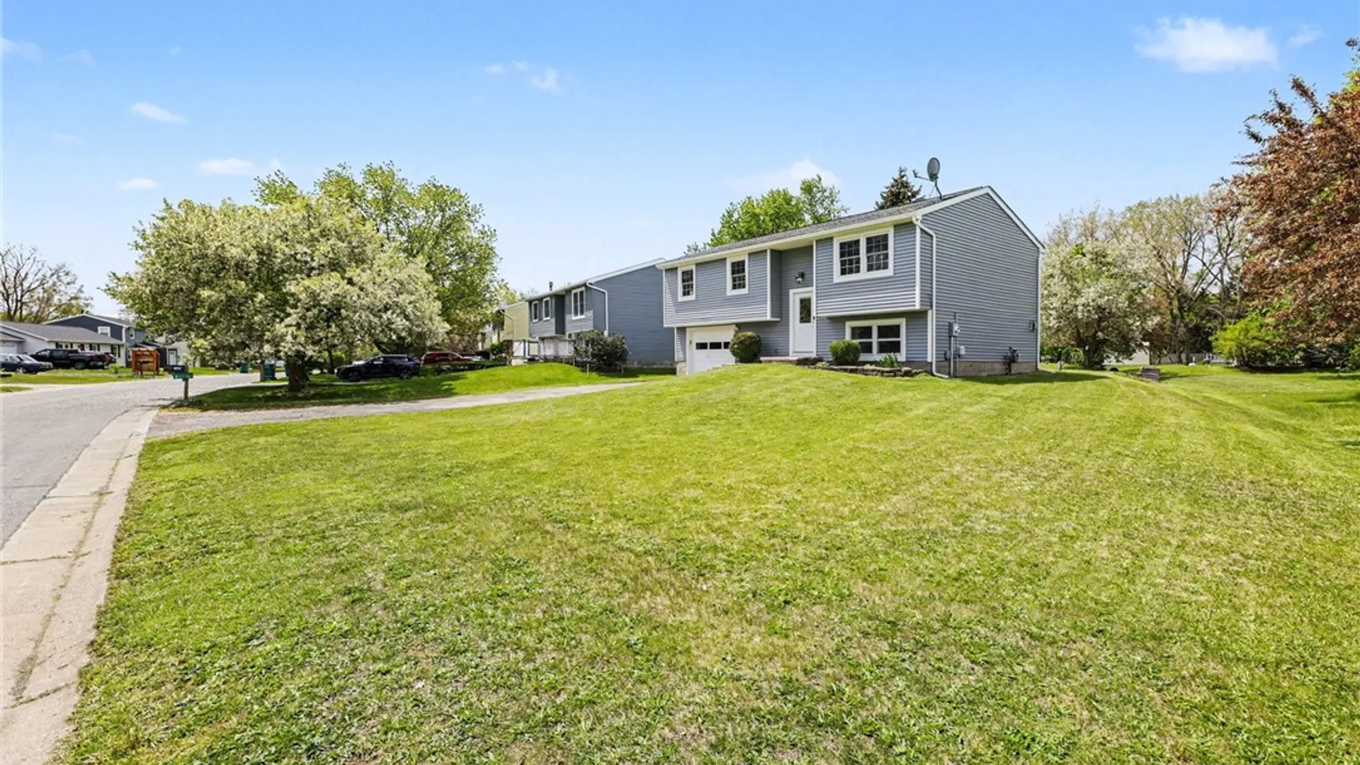Property at 1258 Glen Carlyn Drive, Farmington, NY 14425 3