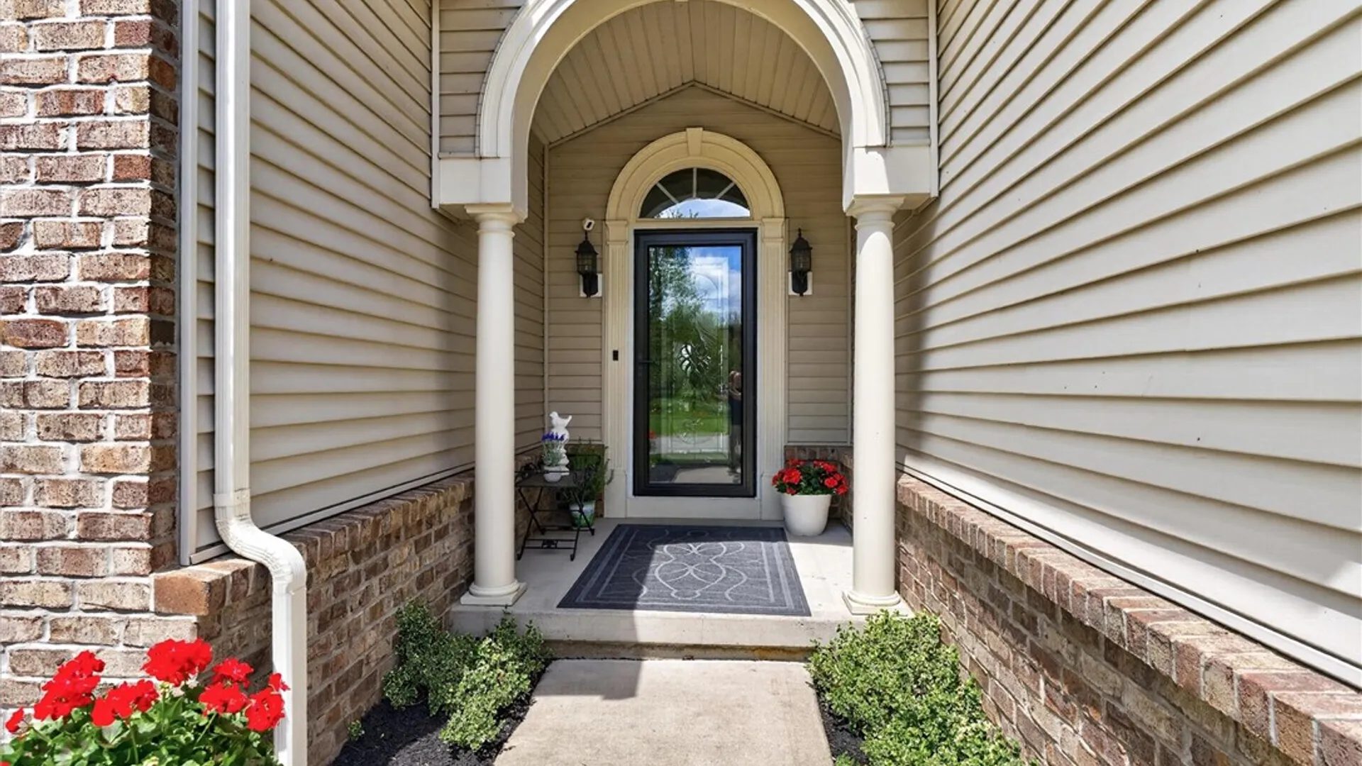 Property at 881 Surrey Hill Way, Henrietta, NY 14623 3