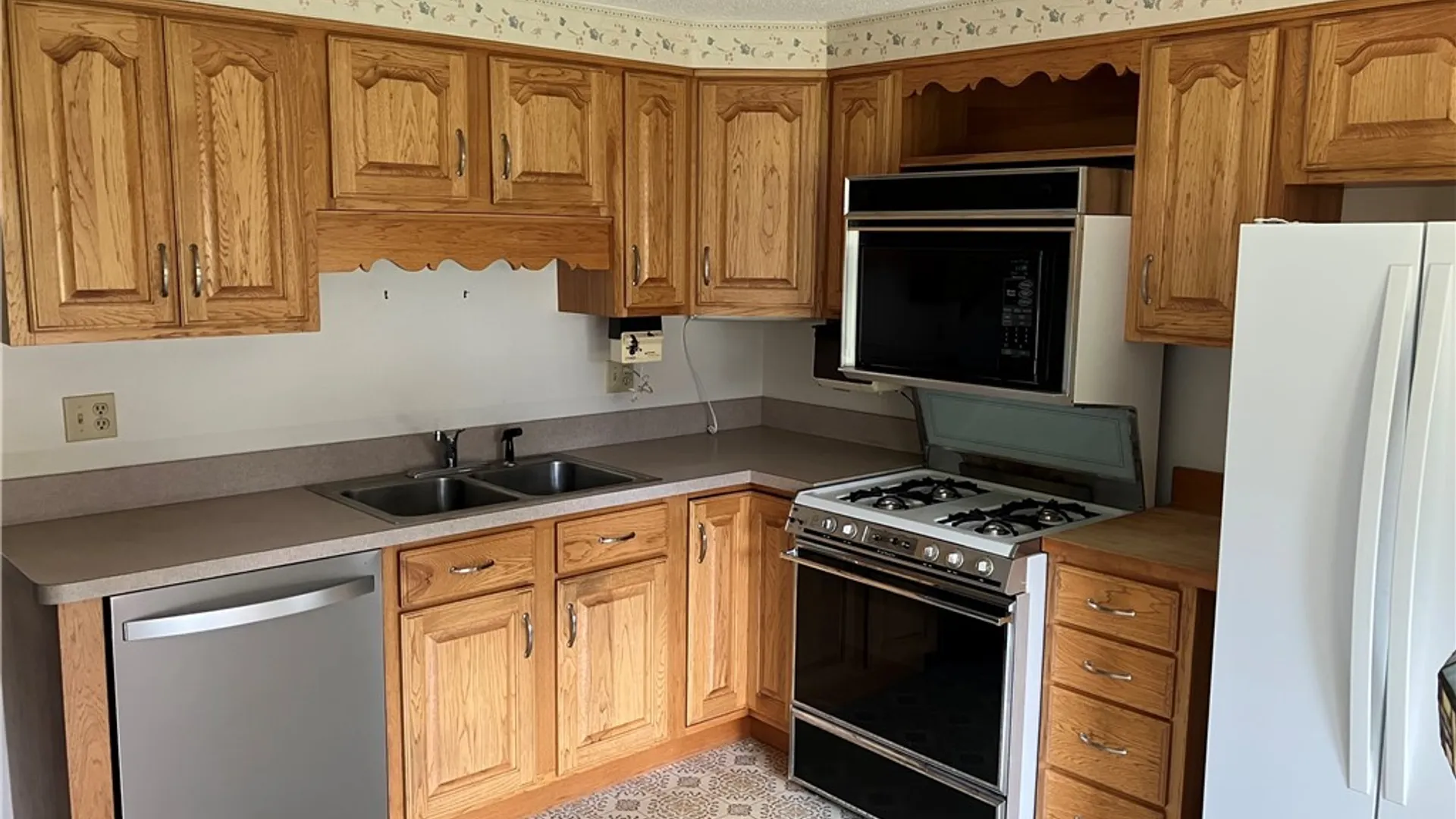 Property at 10 Pheasant Run Lane, Lancaster, NY 14086 10