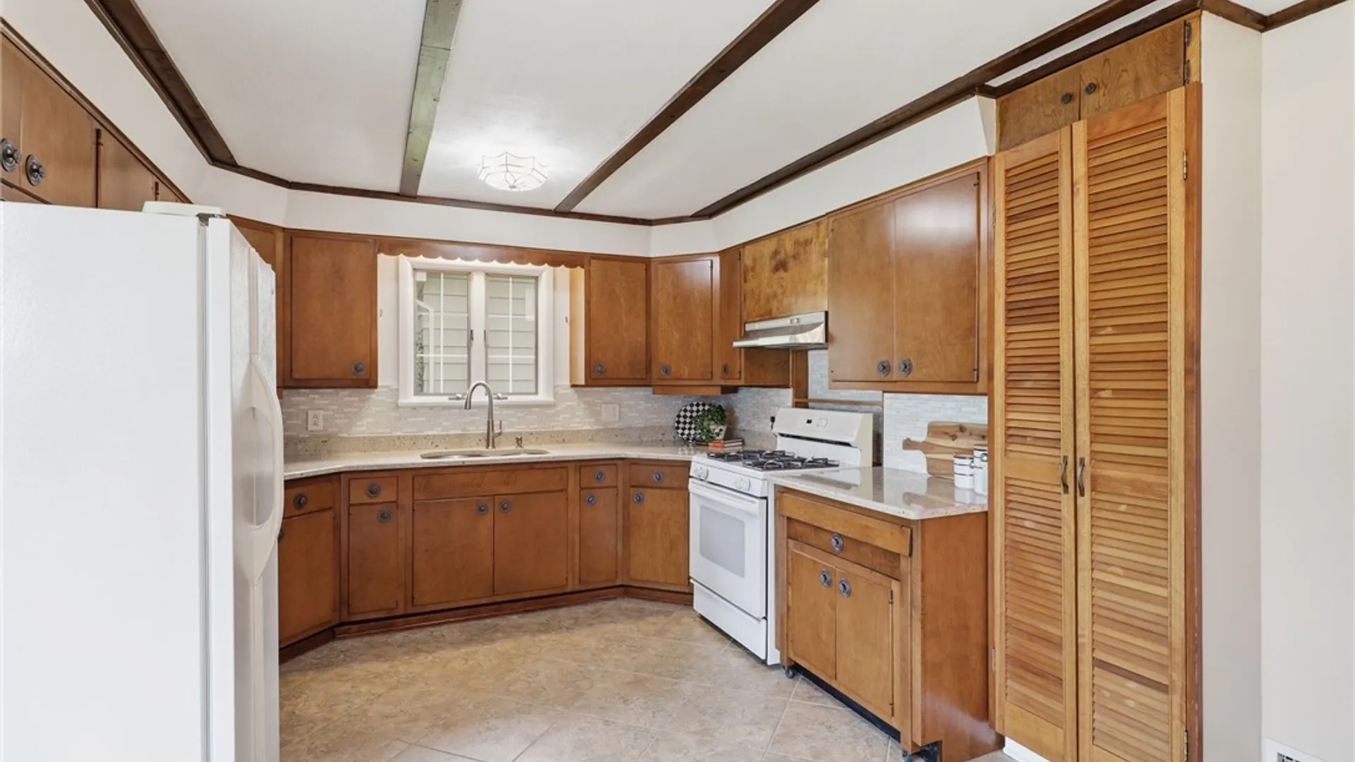 Property at 10 Fox Chapel Road, Henrietta, NY 14534 7