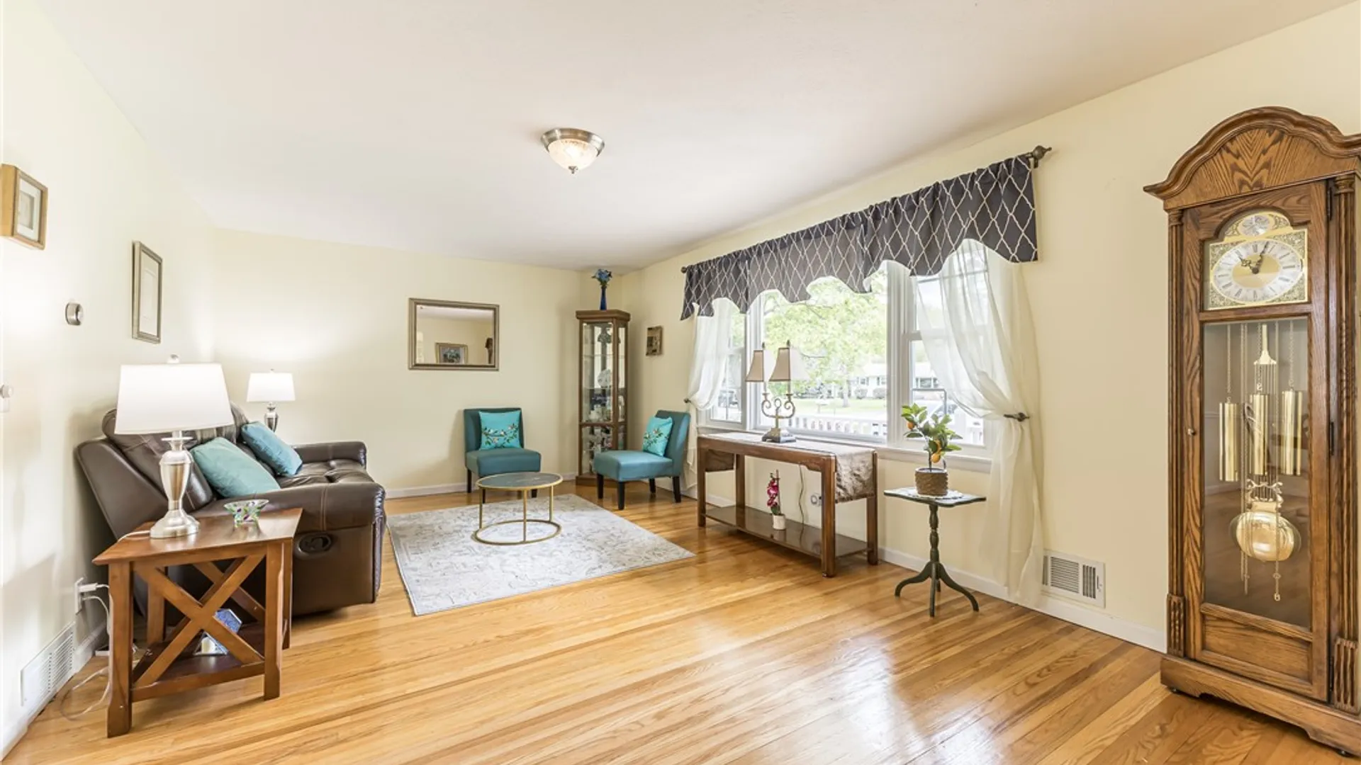 Property at 4 Dahlia Drive, Perinton, NY 14450 4
