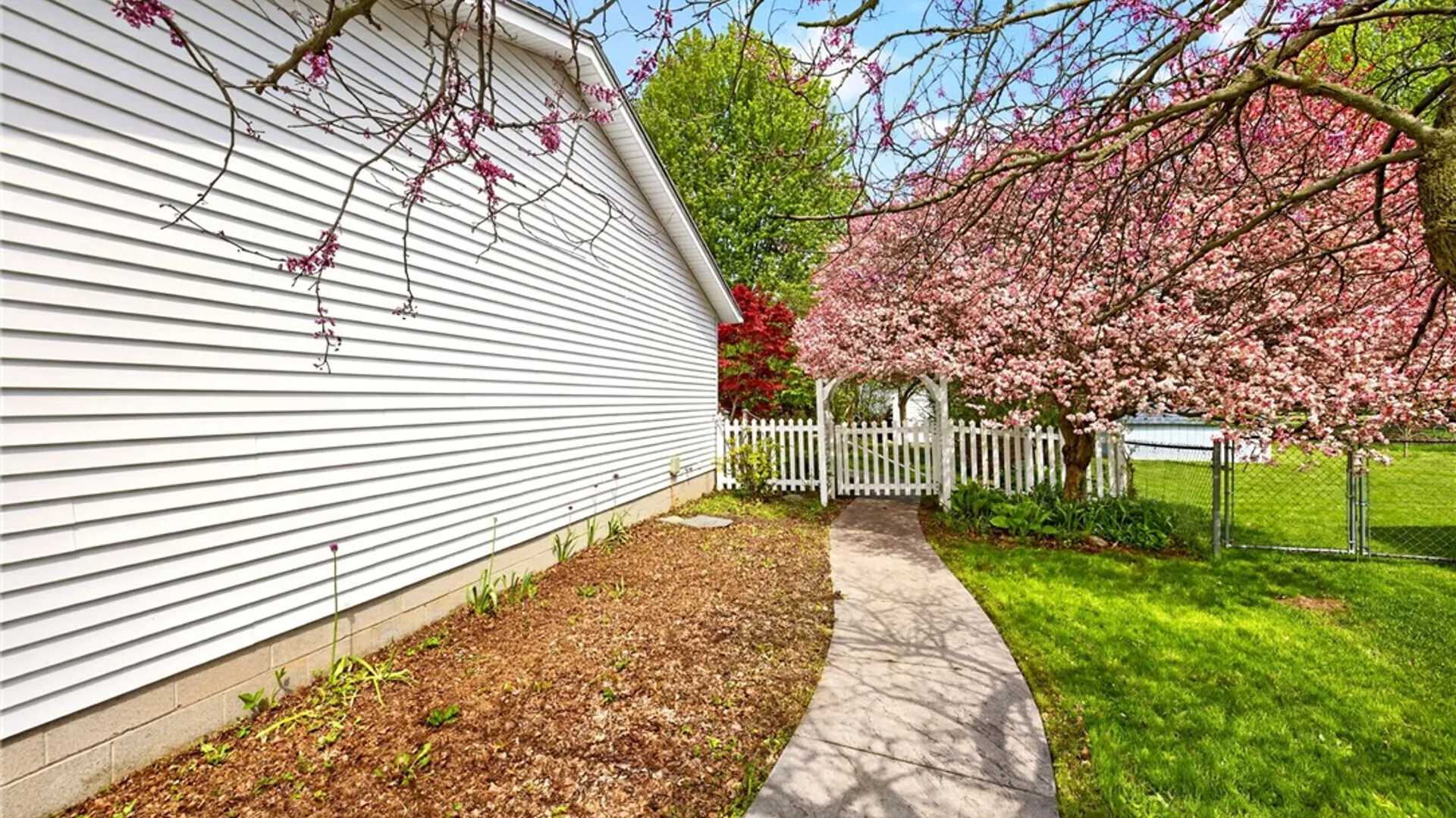 Property at 139 Heather Dale Cir Circle, Henrietta, NY 14467 27