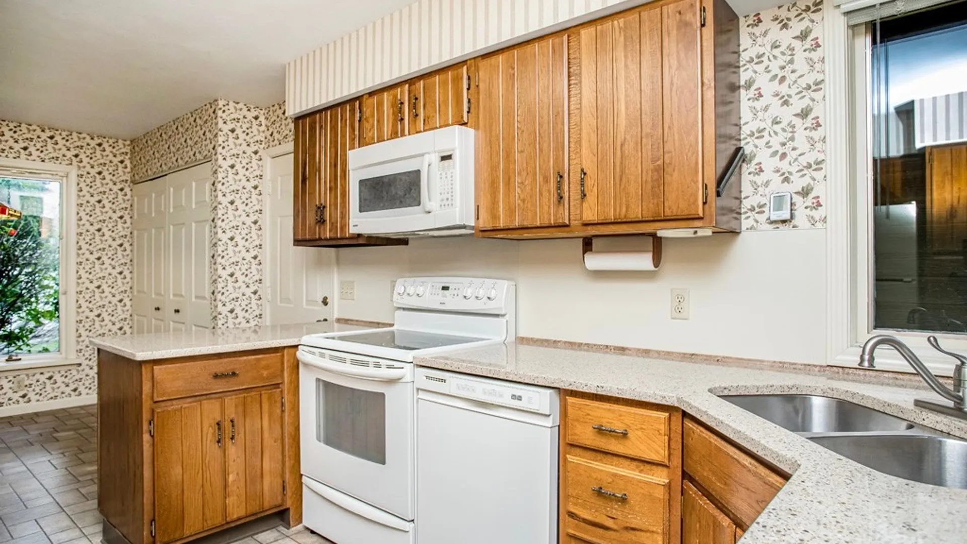 Property at 606 Kimry Moor, Manlius, NY 13066 4
