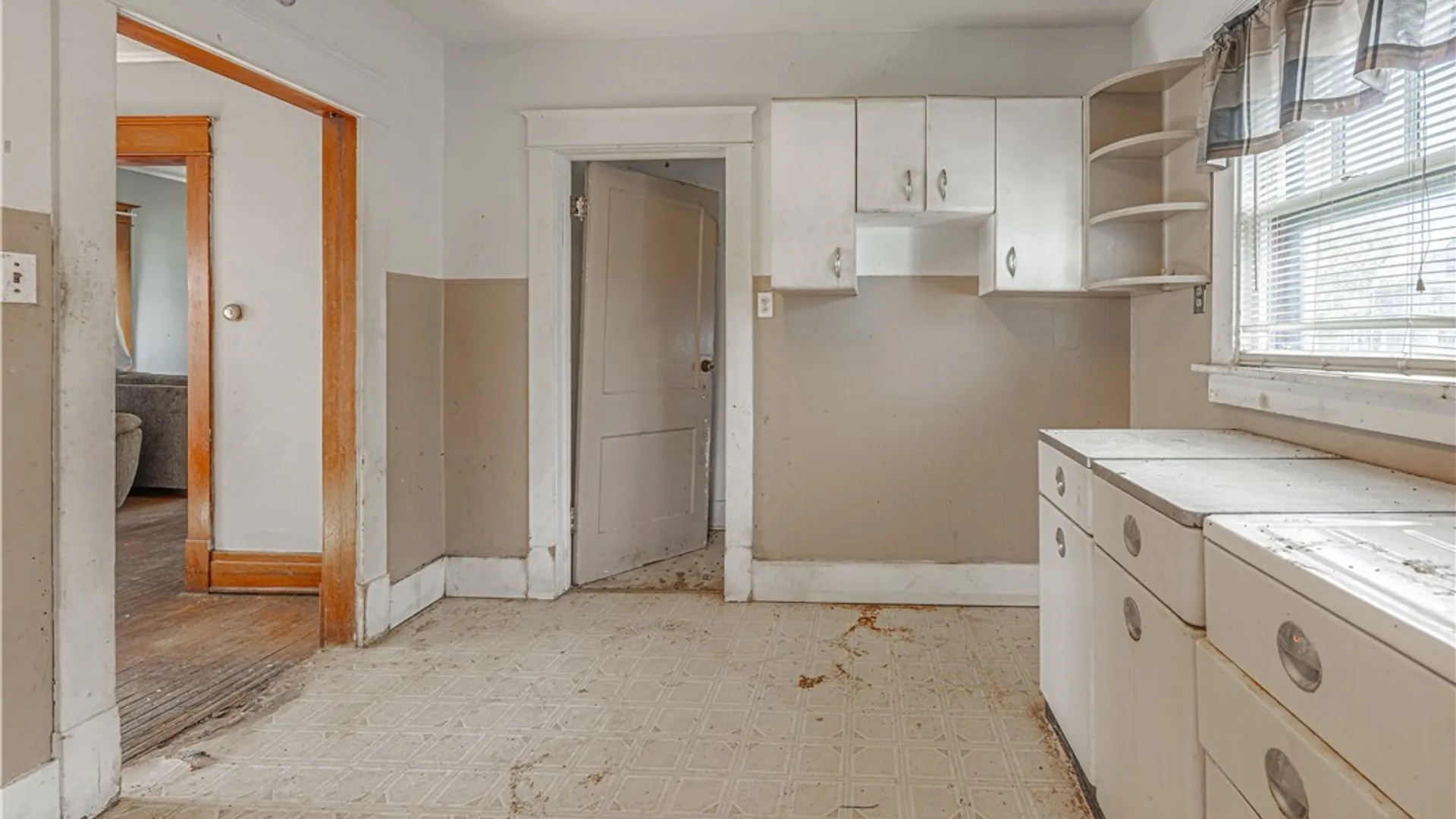 Property at 2204 Ontario Avenue, Niagara Falls, NY 14305 5