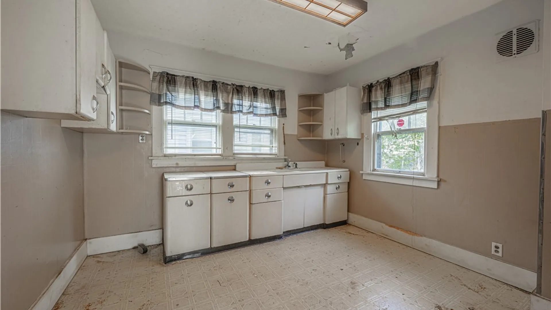 Property at 2204 Ontario Avenue, Niagara Falls, NY 14305 6
