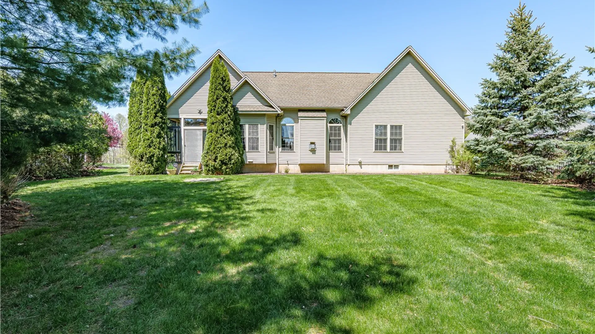 Property at 133 Leamington Circle, Greece, NY 14626 42