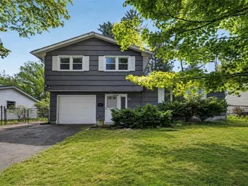 22 Apricot Ln, Clay, NY 13090