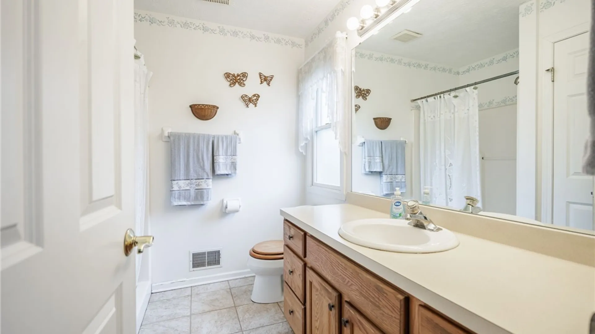 Property at 38 Sotheby Drive, Greece, NY 14626 19