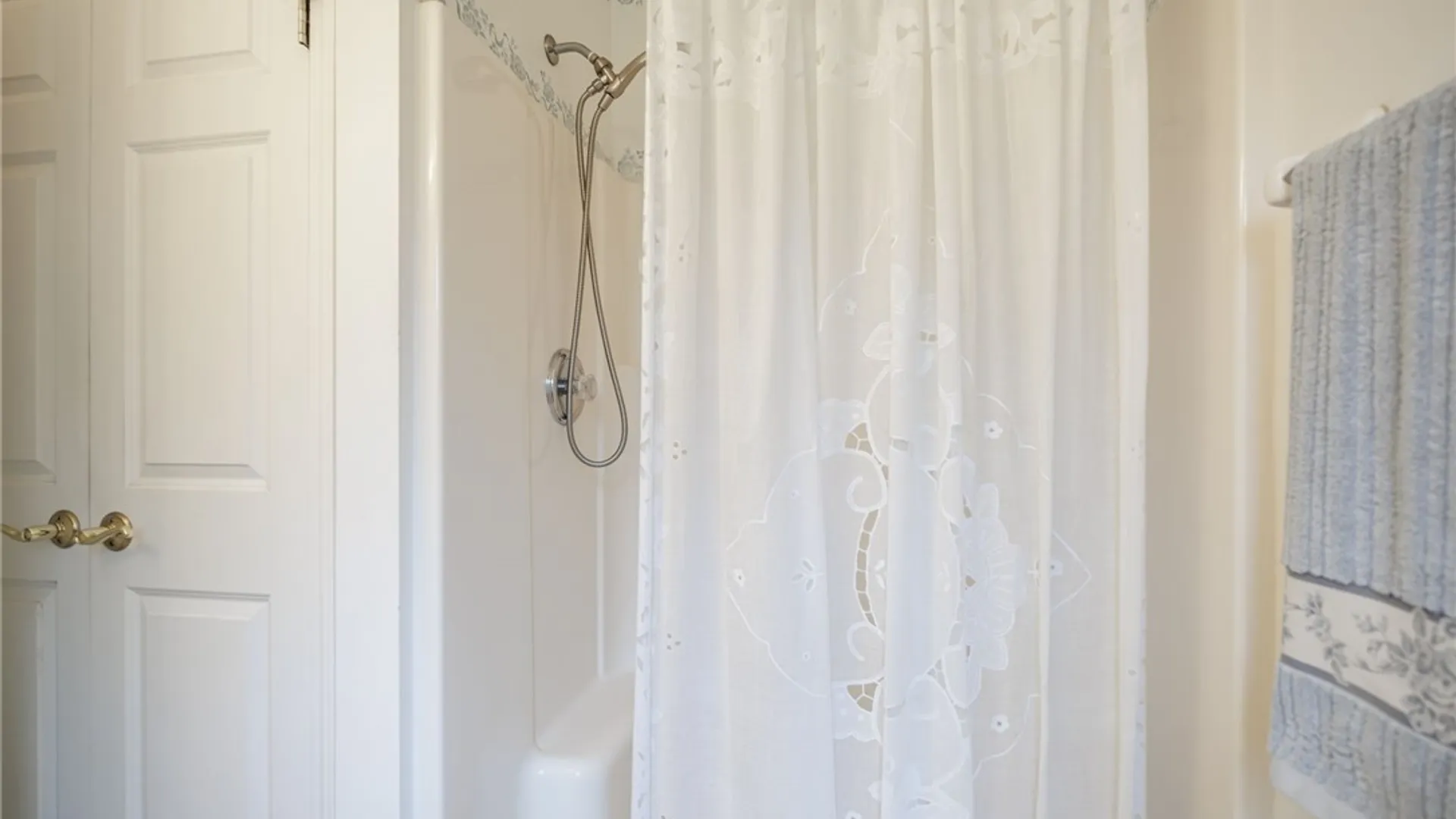Property at 38 Sotheby Drive, Greece, NY 14626 20